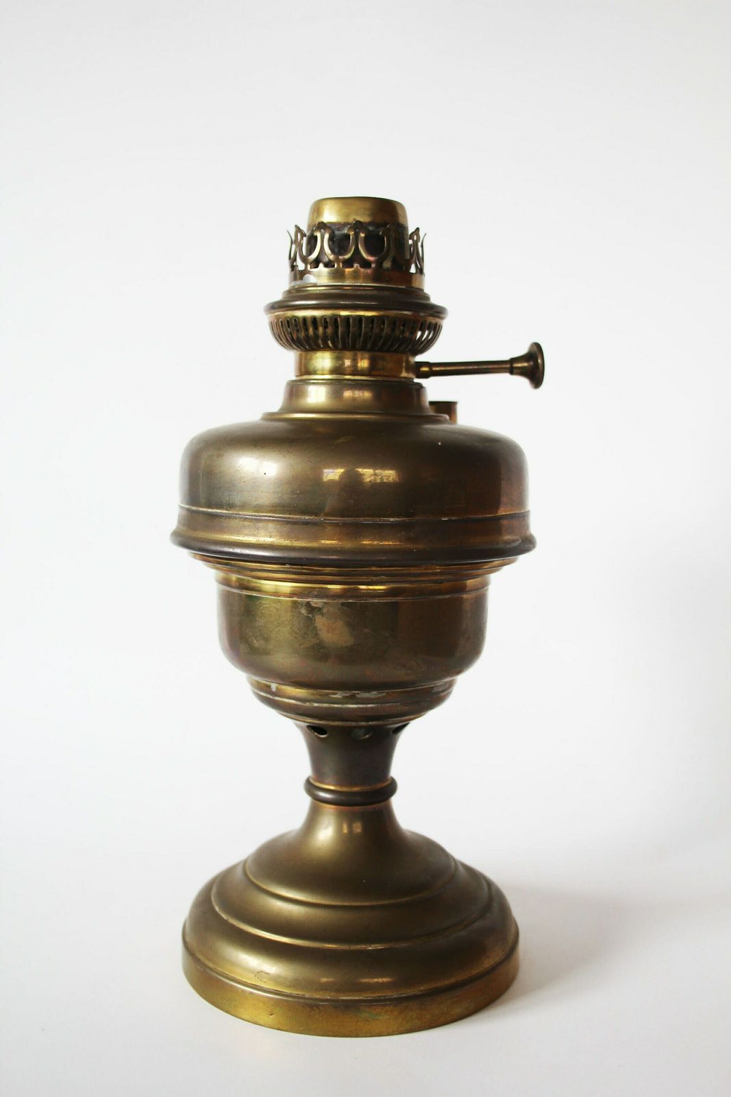 Hoge Antieke Messing Olielamp, L&B Lempereur Bernard België, Petroleumlamp, Kerosinelamp, Landelijke Decoratie, Mondgeblazen Glazen Bol photo vintage