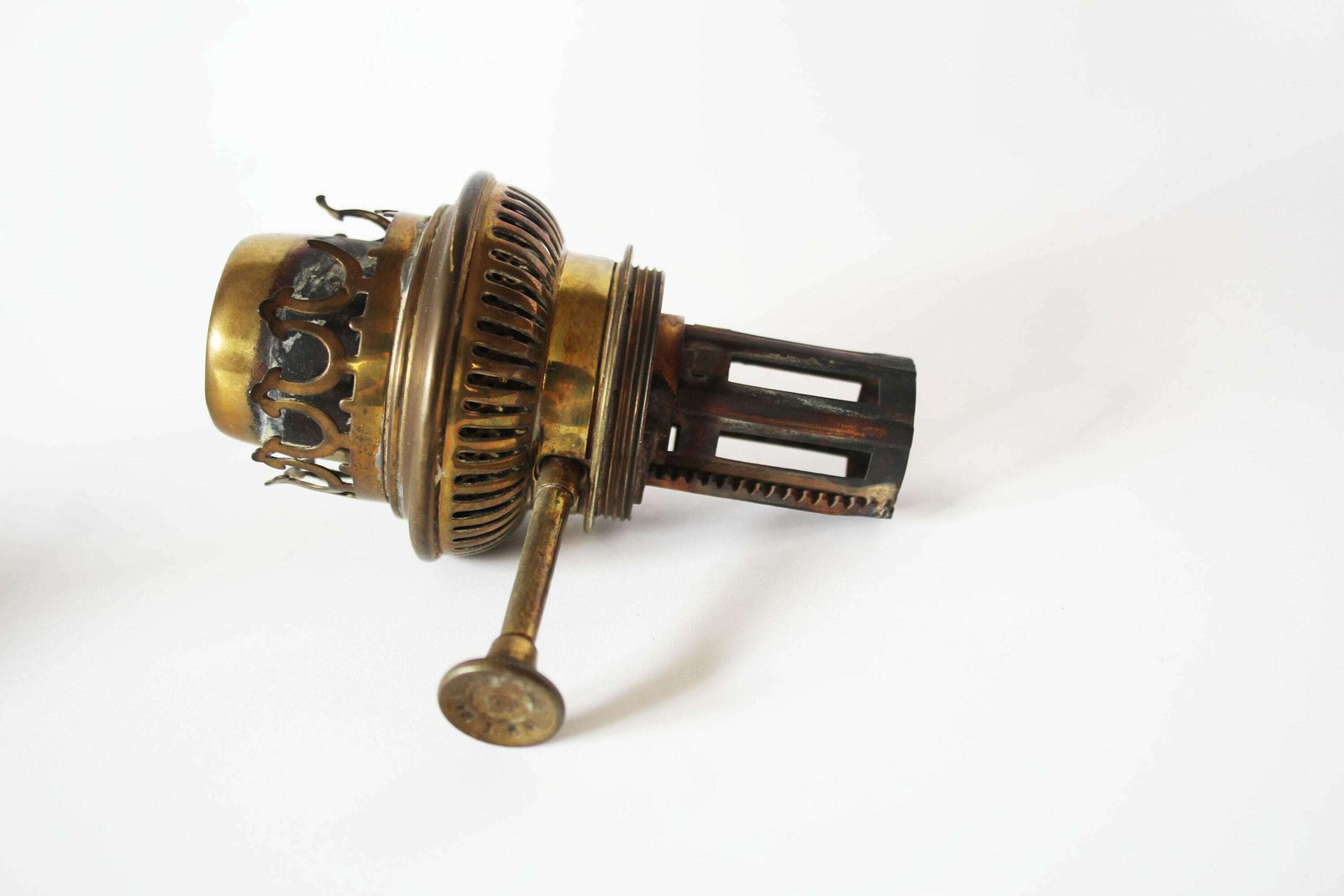 photo furniture Hoge Antieke Messing Olielamp, L&B Lempereur Bernard België, Petroleumlamp, Kerosinelamp, Landelijke Decoratie, Mondgeblazen Glazen Bol