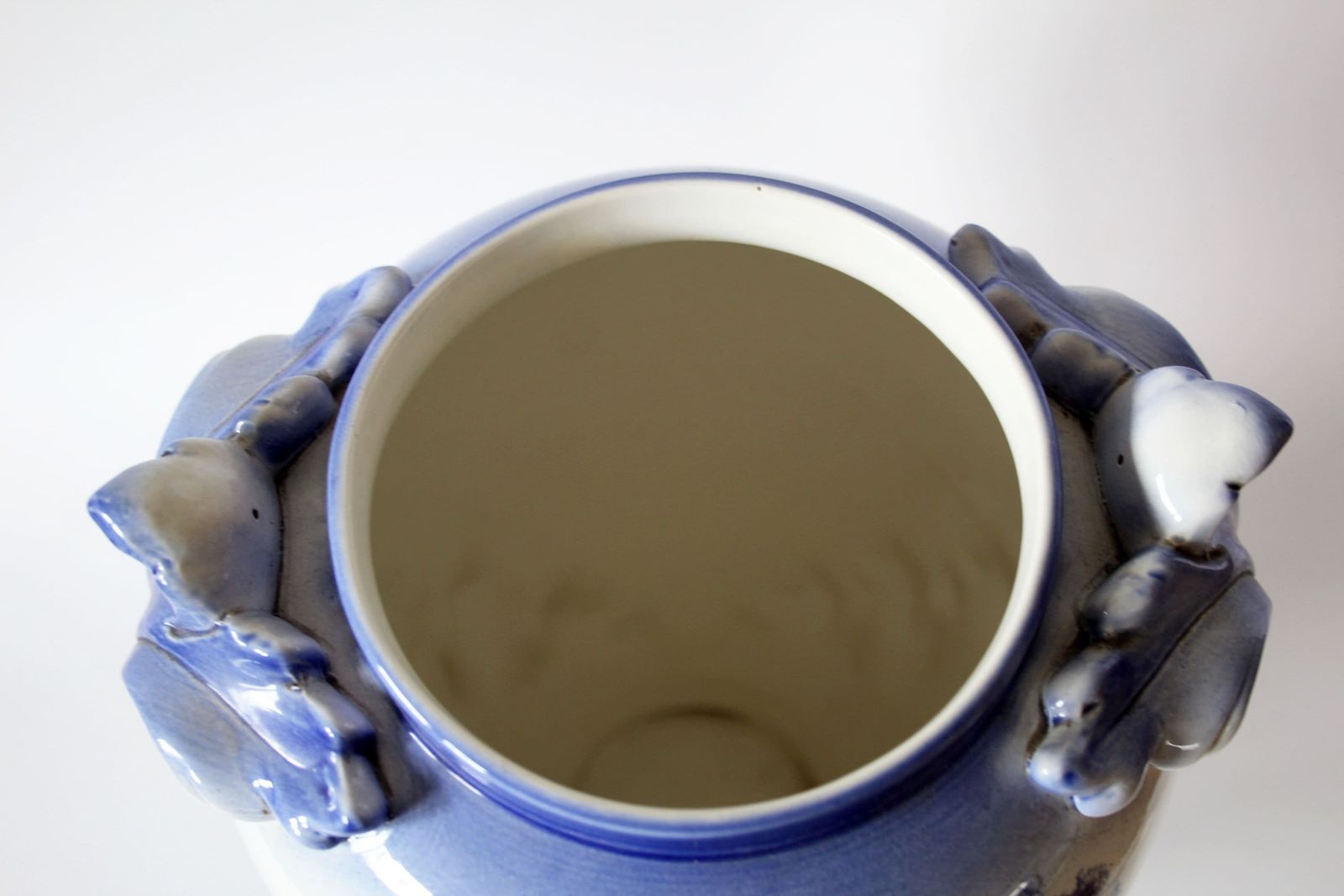Grote Vintage Vaas In Blauw En Wit Keramiek, Ca. Jaren 1930, Delfts Aandoende Stijl Met Molenmotief, Handgeschilderd, Met Reliëfdecor – Nimy Mons photo buy