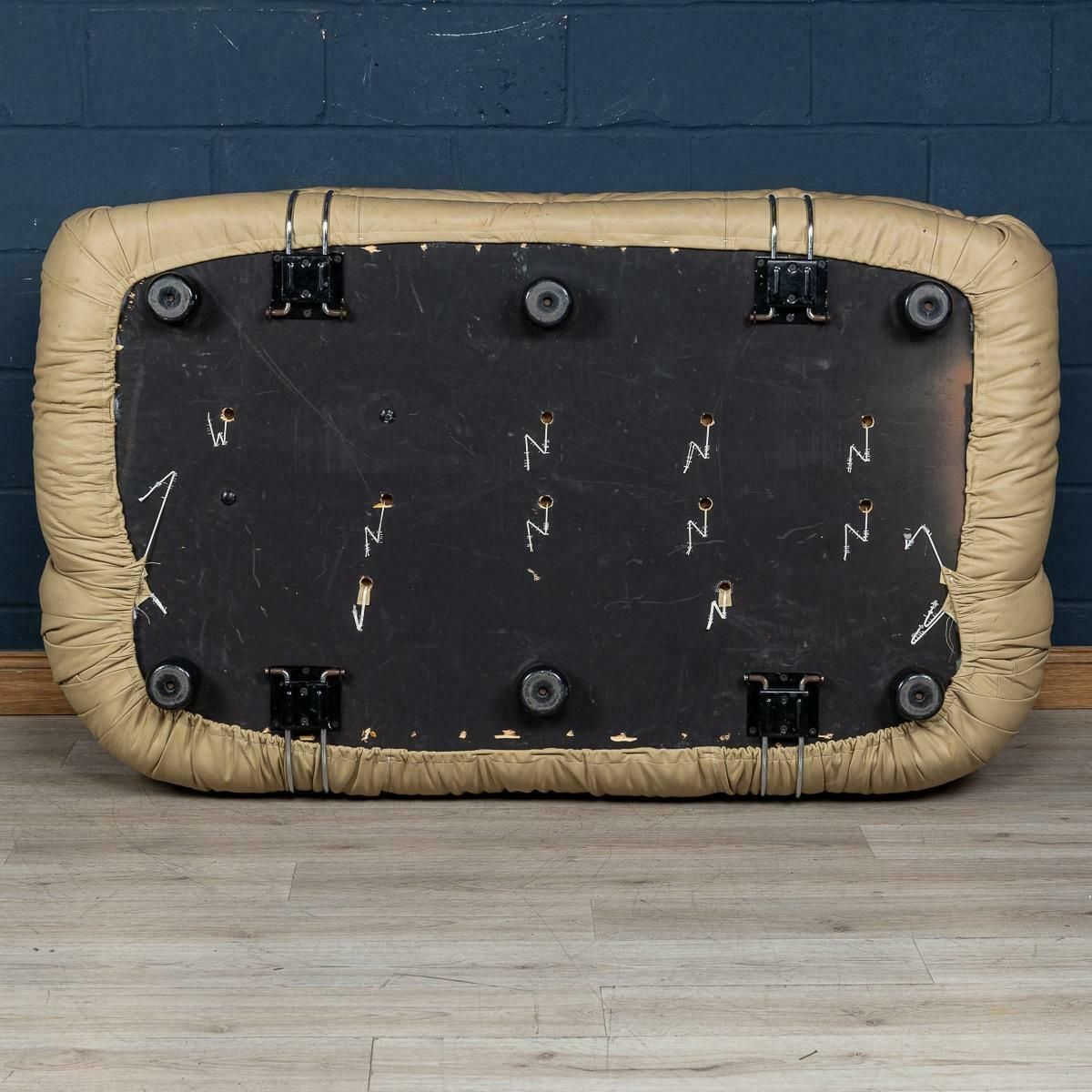 Italian 20th Century Beige "Soriana" Leather Sofa By Tobia Scarpa For Cassina photo vinterior