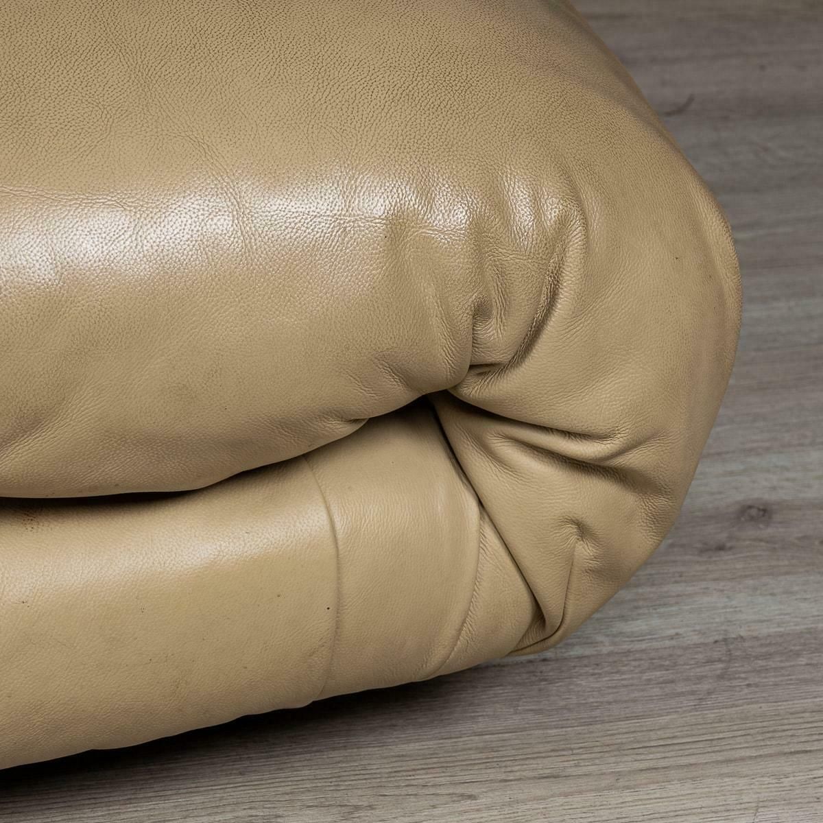 photo vintage Italian 20th Century Beige "Soriana" Leather Sofa By Tobia Scarpa For Cassina