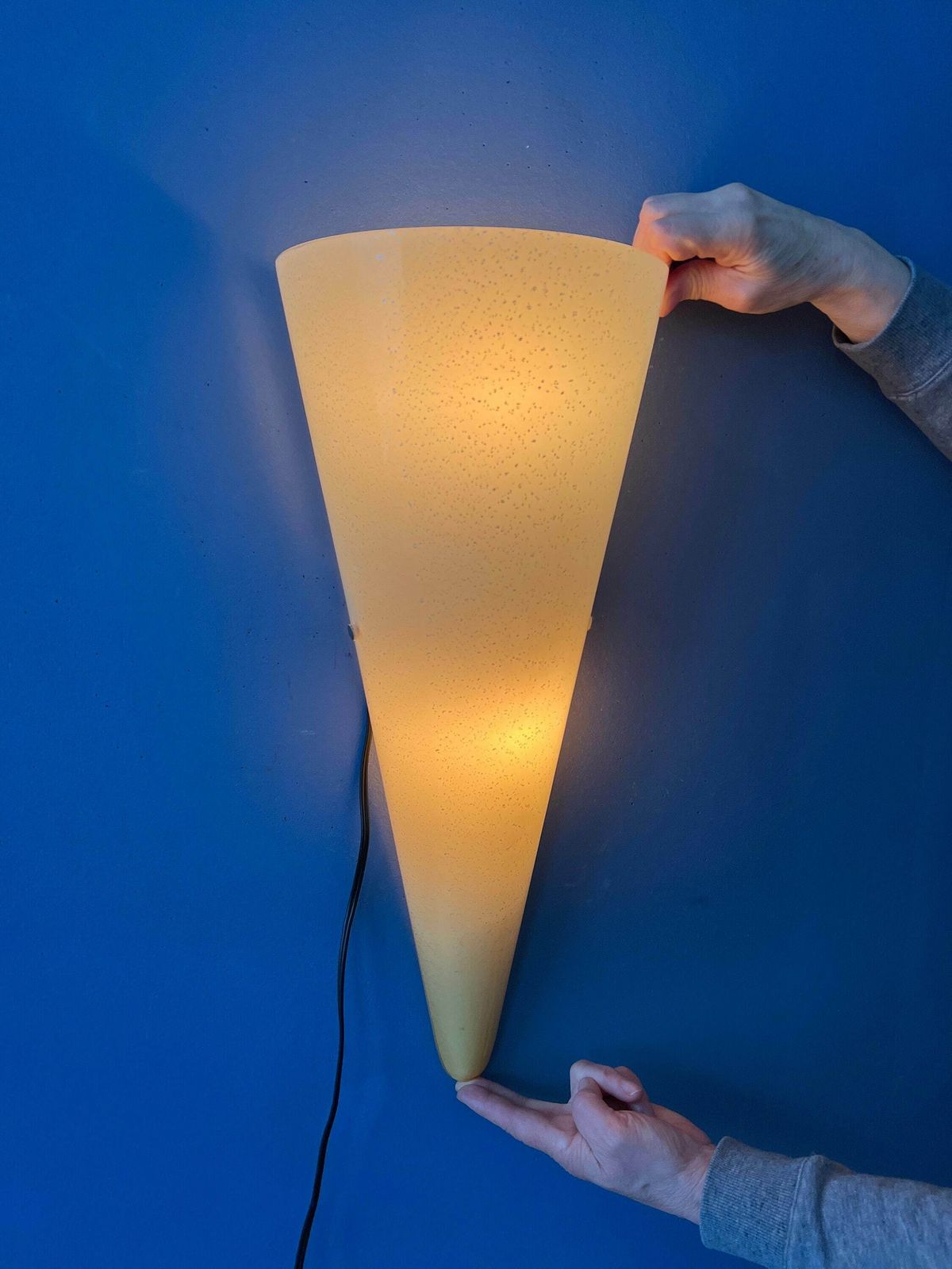 Bijzondere Handgemaakte Glazen Wandlamp Met Gouden Elementen photo for sale