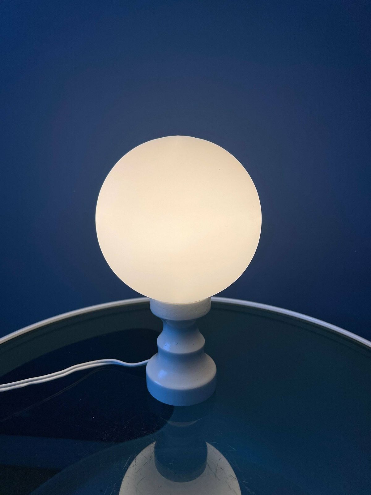 Witte Space Age Tafellamp Met Opalineglazen Kap photo Verlichting