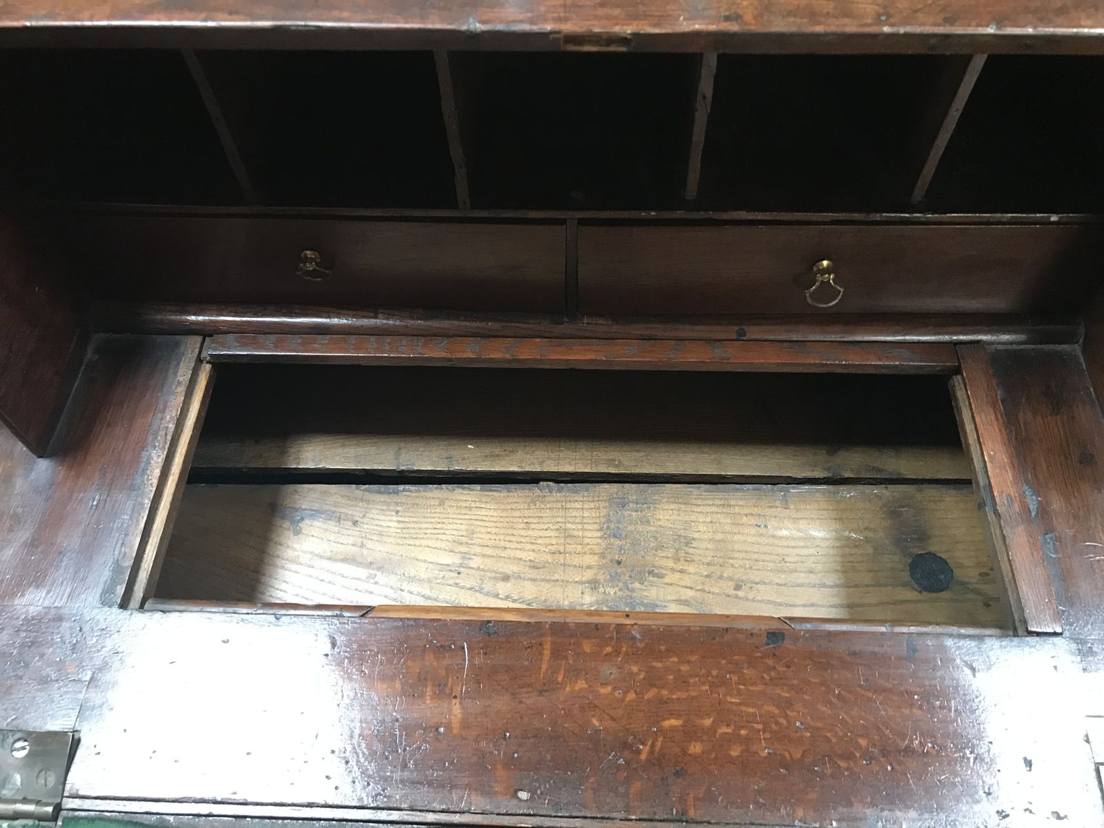 photo vintage Early 19th Century Hand Carved Oak Bureau/ Drawers .