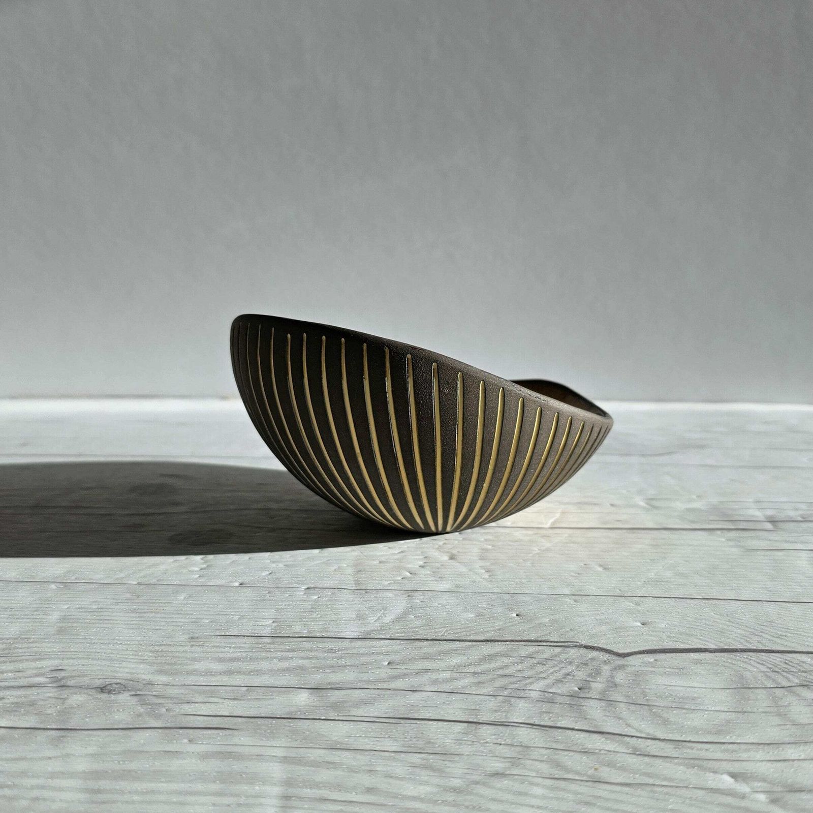 Hjordis Oldfors For Upsala Ekeby, 1954 'Kokos' (Coconut) Series, Modernist Sculptural Sgraffito Dish photo for sale