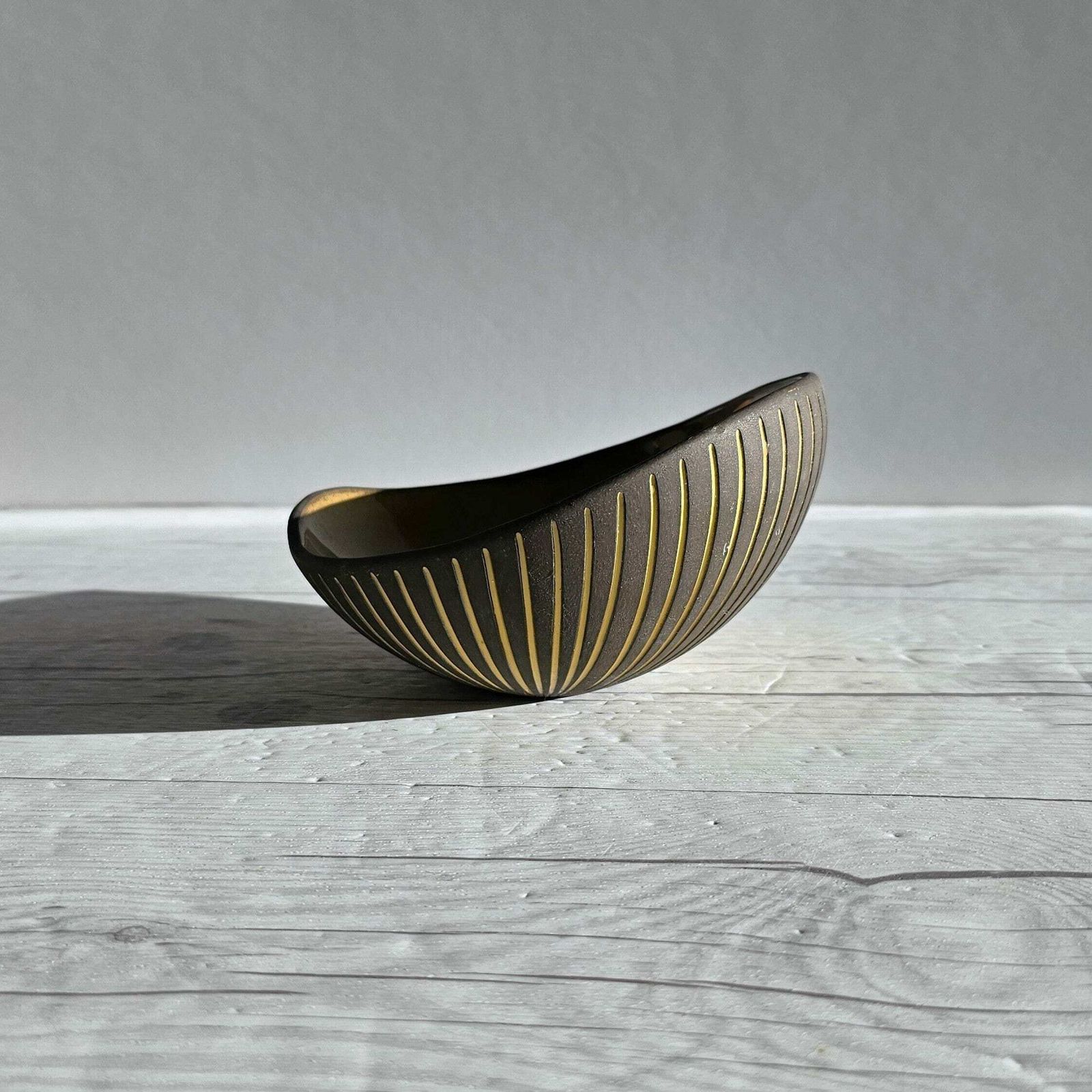 Hjordis Oldfors For Upsala Ekeby, 1954 'Kokos' (Coconut) Series, Modernist Sculptural Sgraffito Dish photo vintage