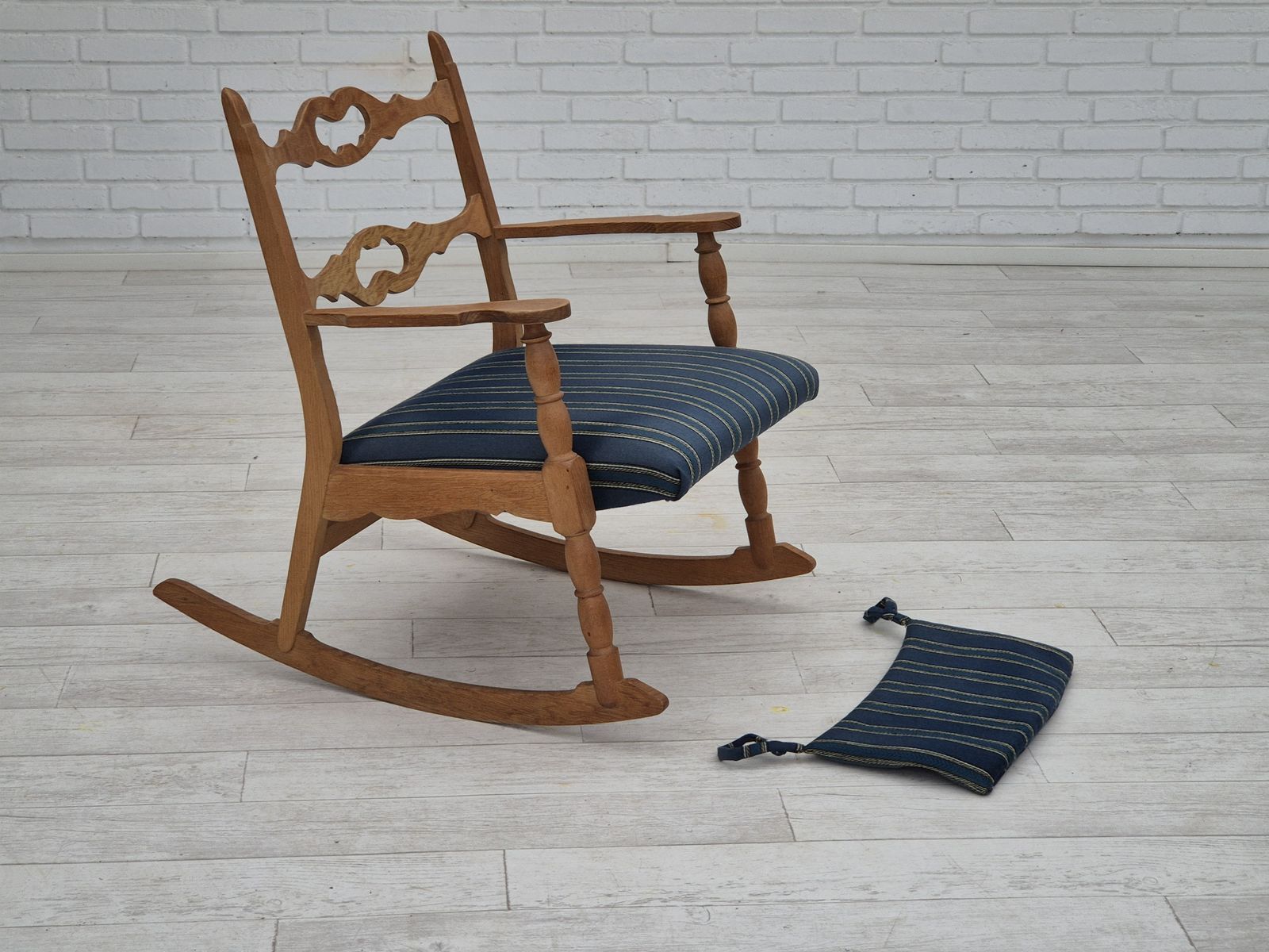 photo for sale Ca. Jaren 1970, Deens Design, Schommelstoel Van Eikenhout Met Voetenbank, Meubelwol, Ongerestaureerde Staat.