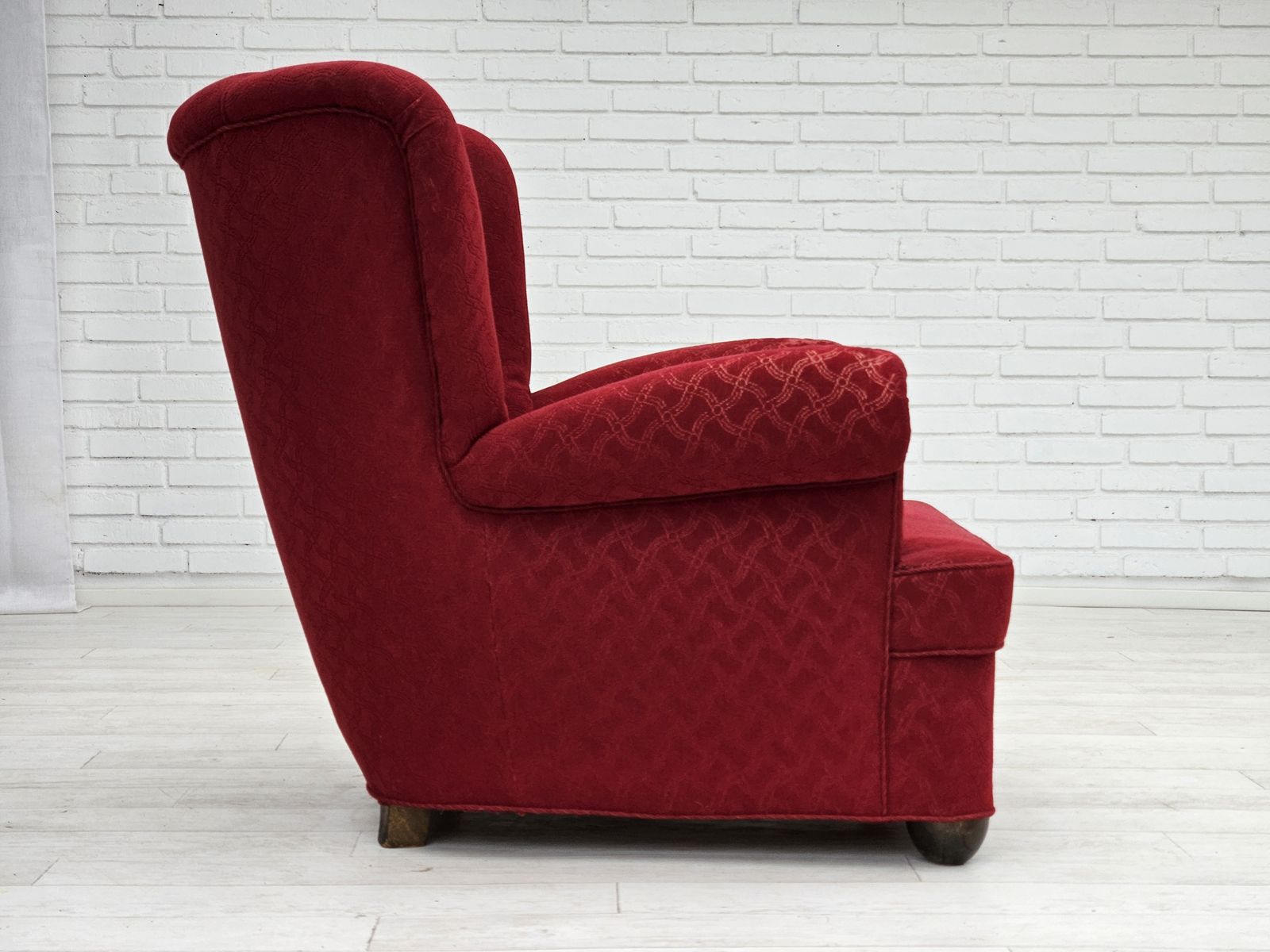 Jaren 1960, Deense Relaxfauteuil, Goede Staat, Rood Katoen/Wol, Eikenhout. photo for sale