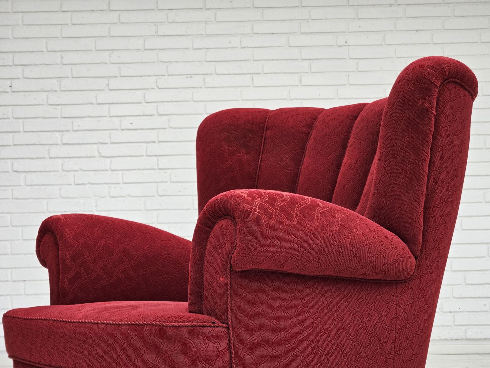 photo furniture Jaren 1960, Deense Relaxfauteuil, Goede Staat, Rood Katoen/Wol, Eikenhout.