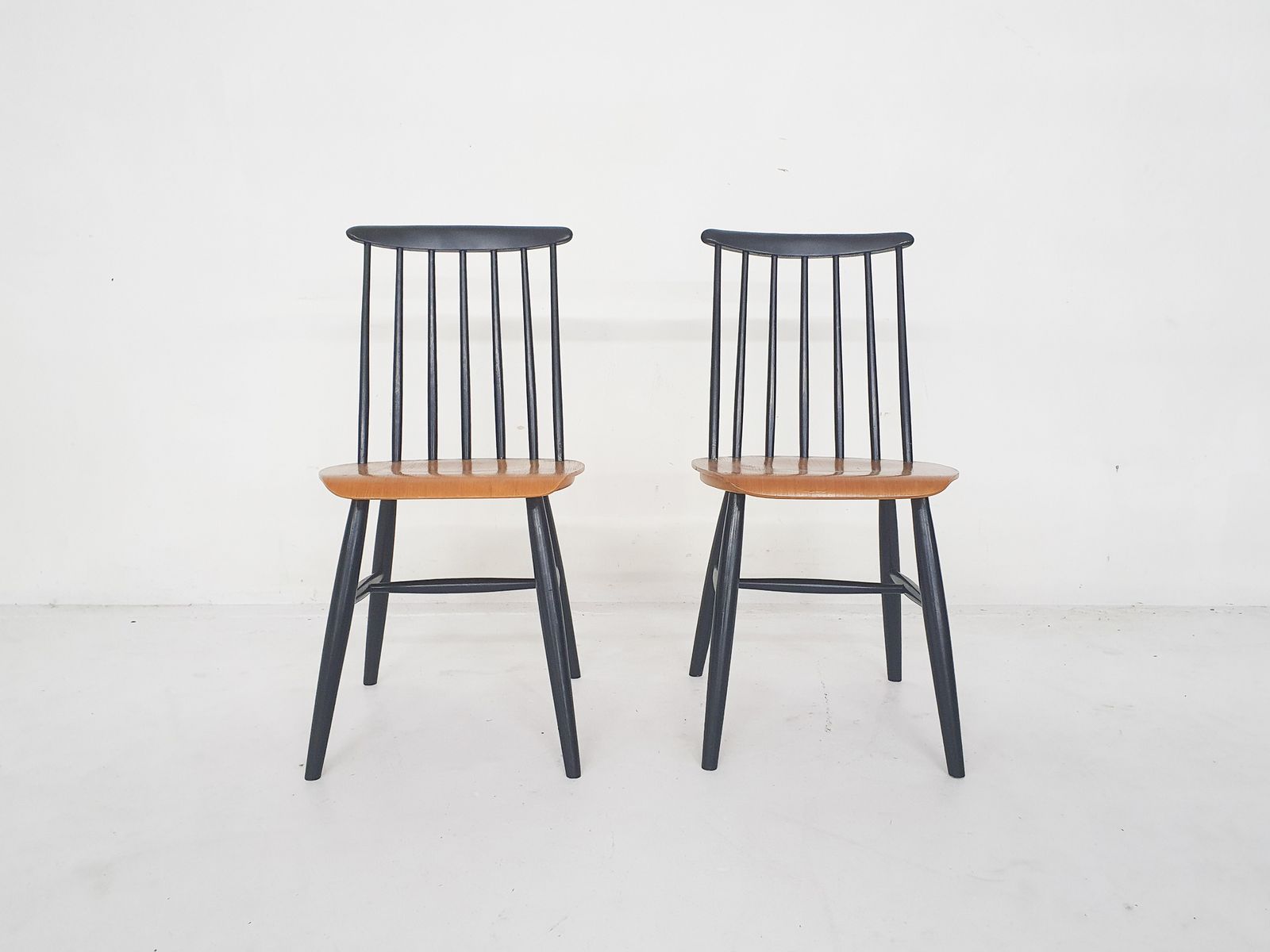 Set Van Twee Stoelen Met Spijlenrug, Nederland, Ca. Jaren 1960