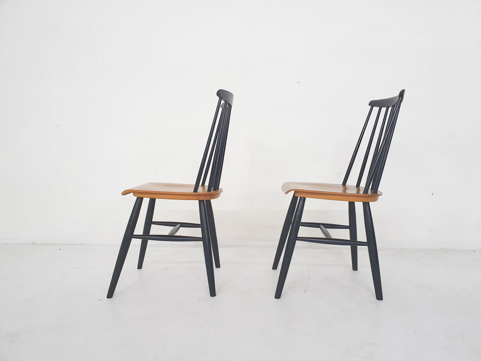 Set Van Twee Stoelen Met Spijlenrug, Nederland, Ca. Jaren 1960 photo for sale