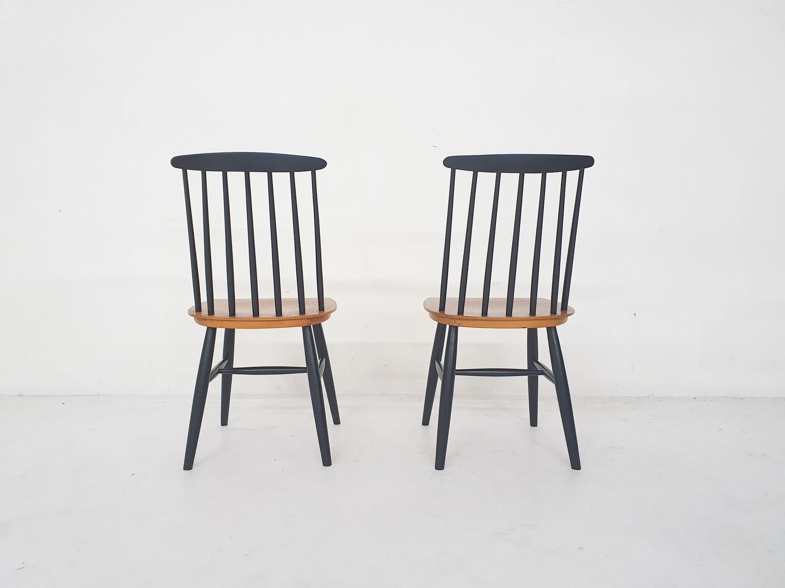 Set Van Twee Stoelen Met Spijlenrug, Nederland, Ca. Jaren 1960 photo Meubels