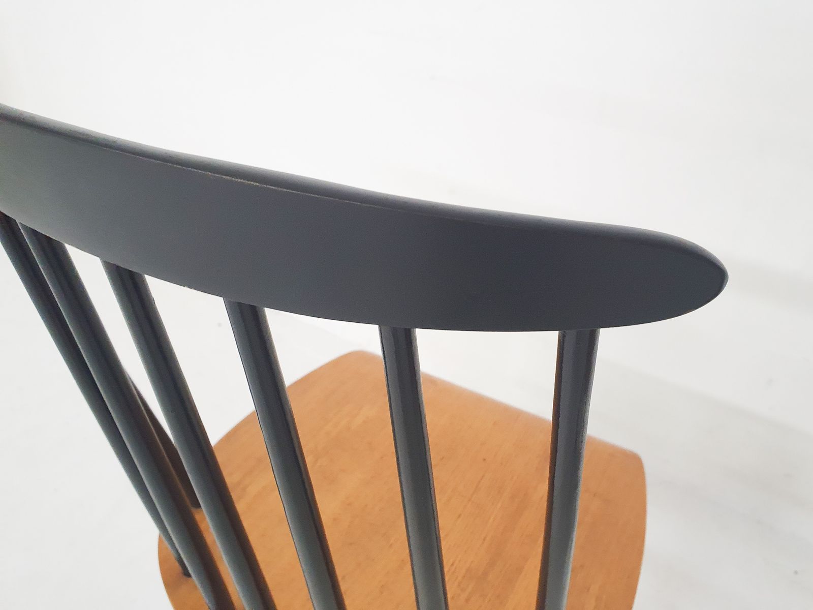 Set Van Twee Stoelen Met Spijlenrug, Nederland, Ca. Jaren 1960 photo 360.0