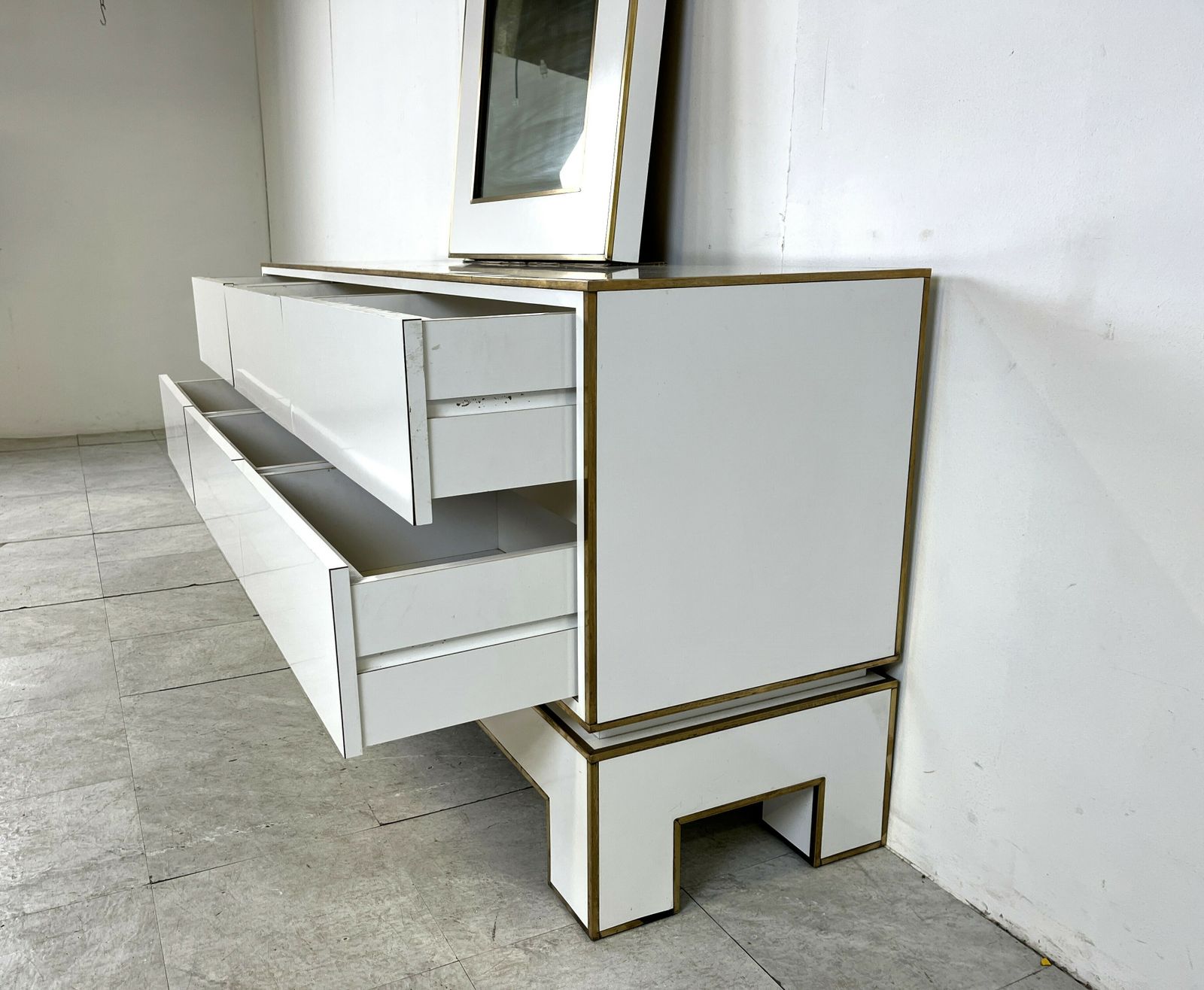 White Lacquered Credenza By Alain Delon With Mirror, 1970s photo 4950.0