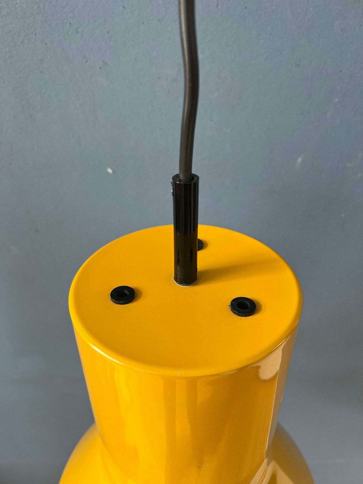 photo furniture Gele Metalen Industriële Space Age Hanglamp