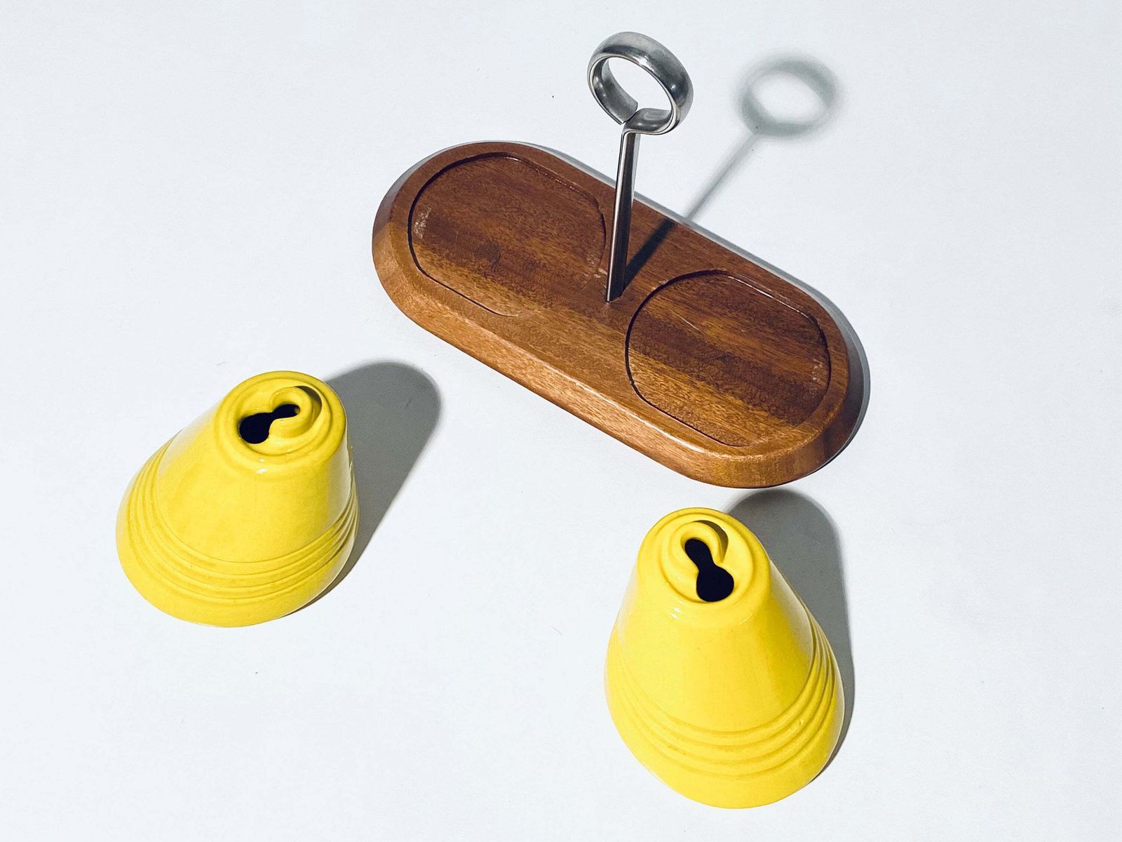 Alvar Aalto Artek Ceramic Salt & Pepper Shakers With Wooden Base / Vintage Mid Century Decor / Finland photo vinterior