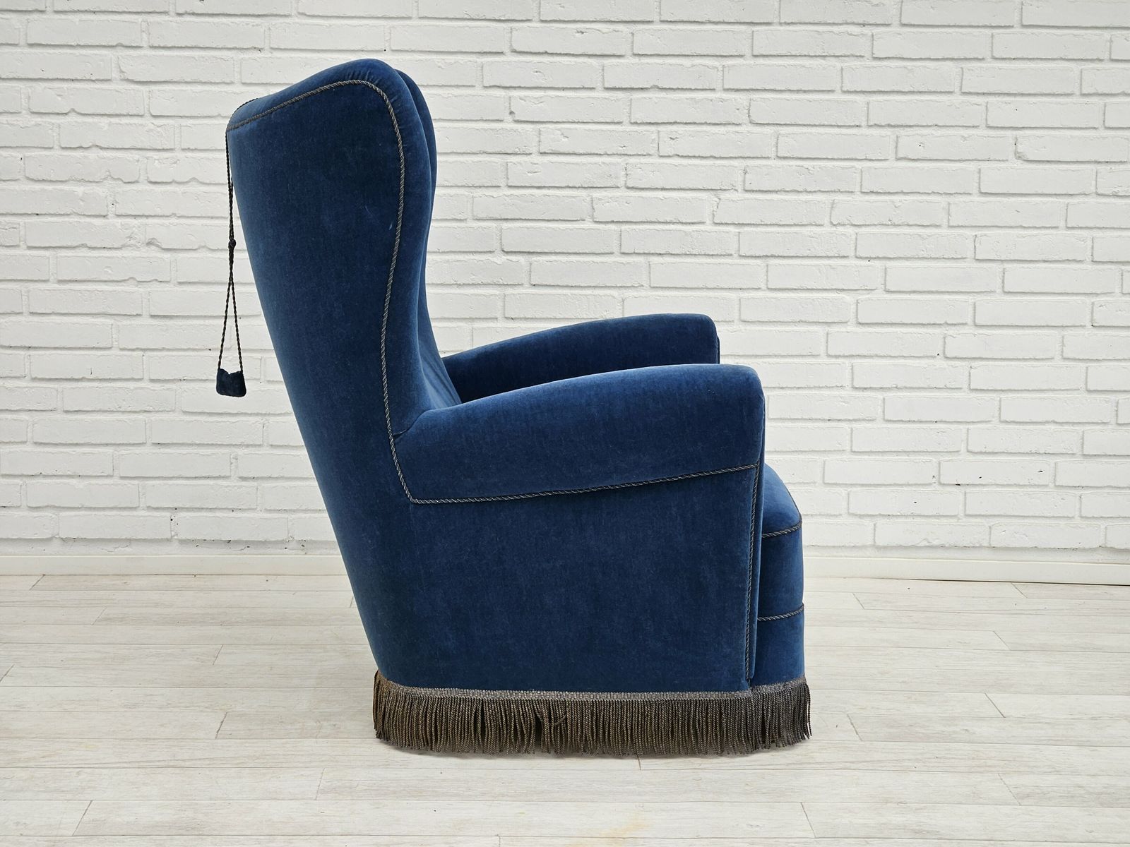 Jaren 1960, Deense Fauteuil Met Hoge Rugleuning, Blauwe Meubelvelours. photo vintage