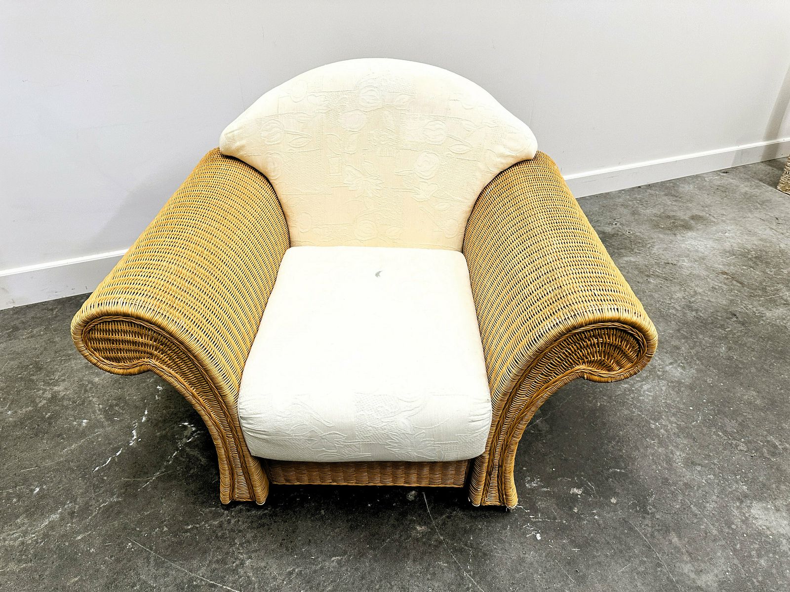 Xxl Vintage Fauteuil Met Schelpvormige Rugleuning In Rotan, Frankrijk, Jaren 1980. photo vinterior