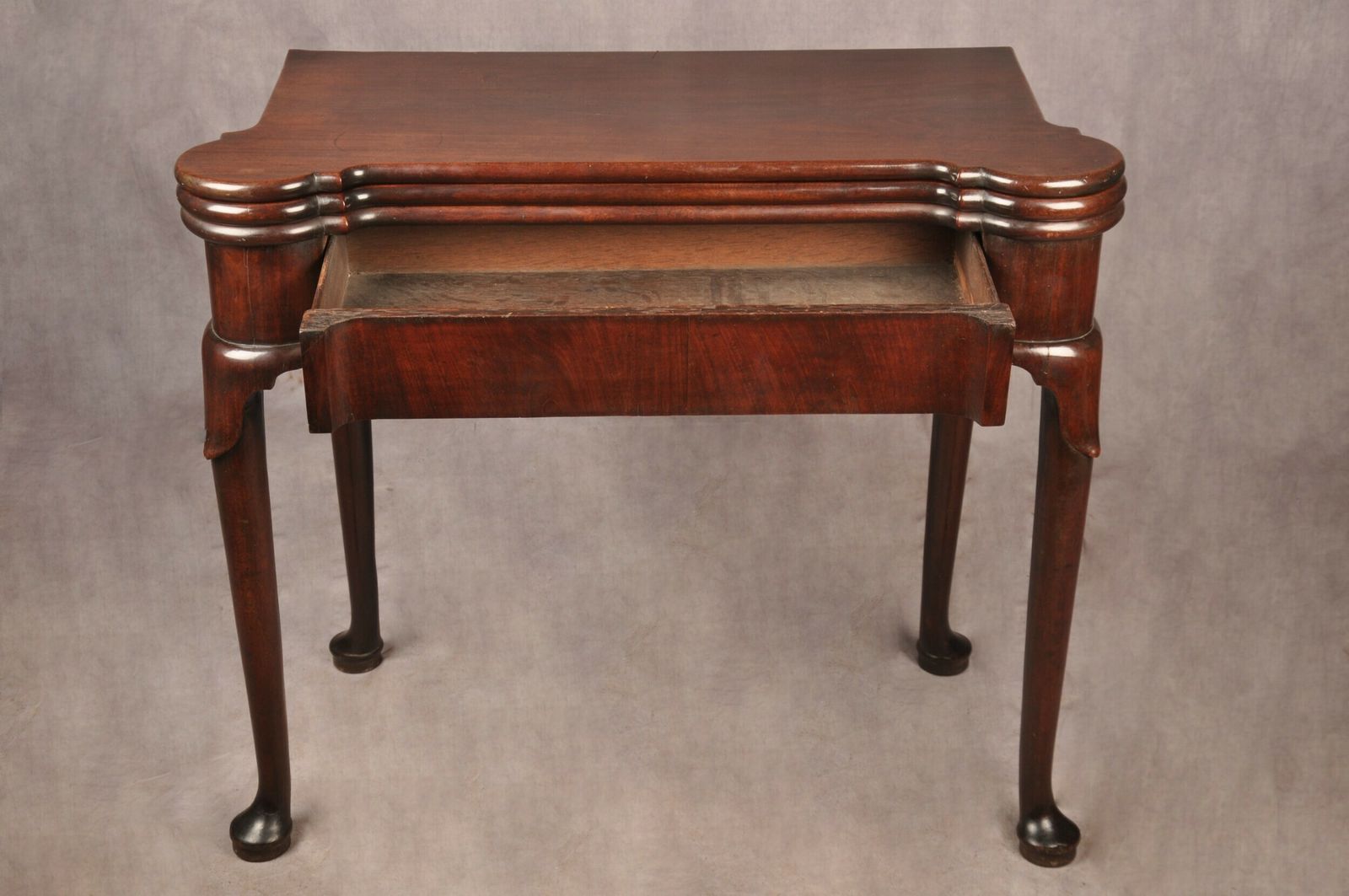 photo vinterior Rare 18th Century Mahogany Triple Top Card Table