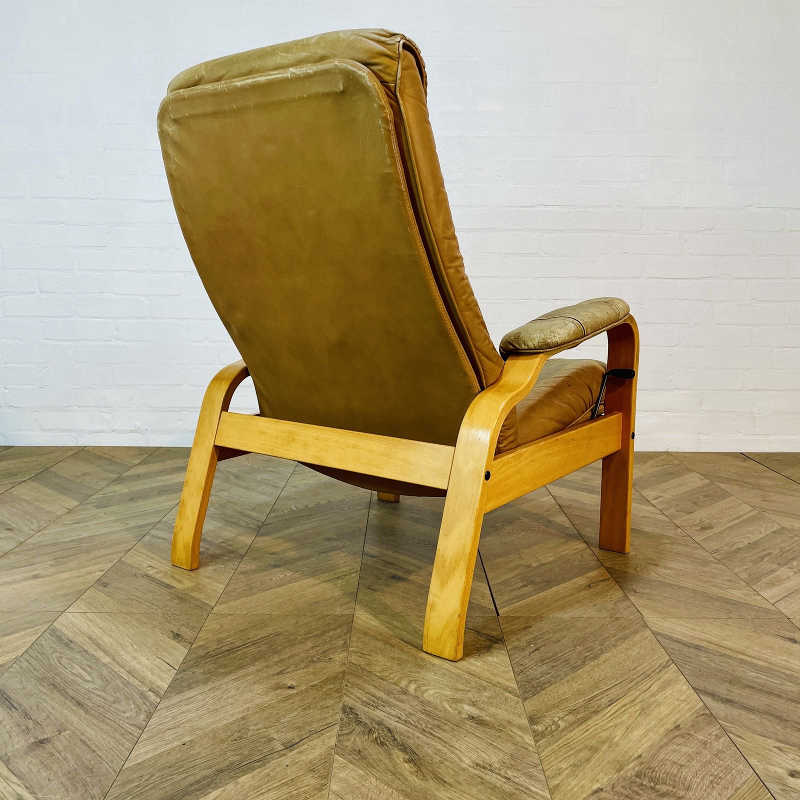 photo vinterior Mid Century Leather Lounge Armchair By Skoghaug Industries, 1970s