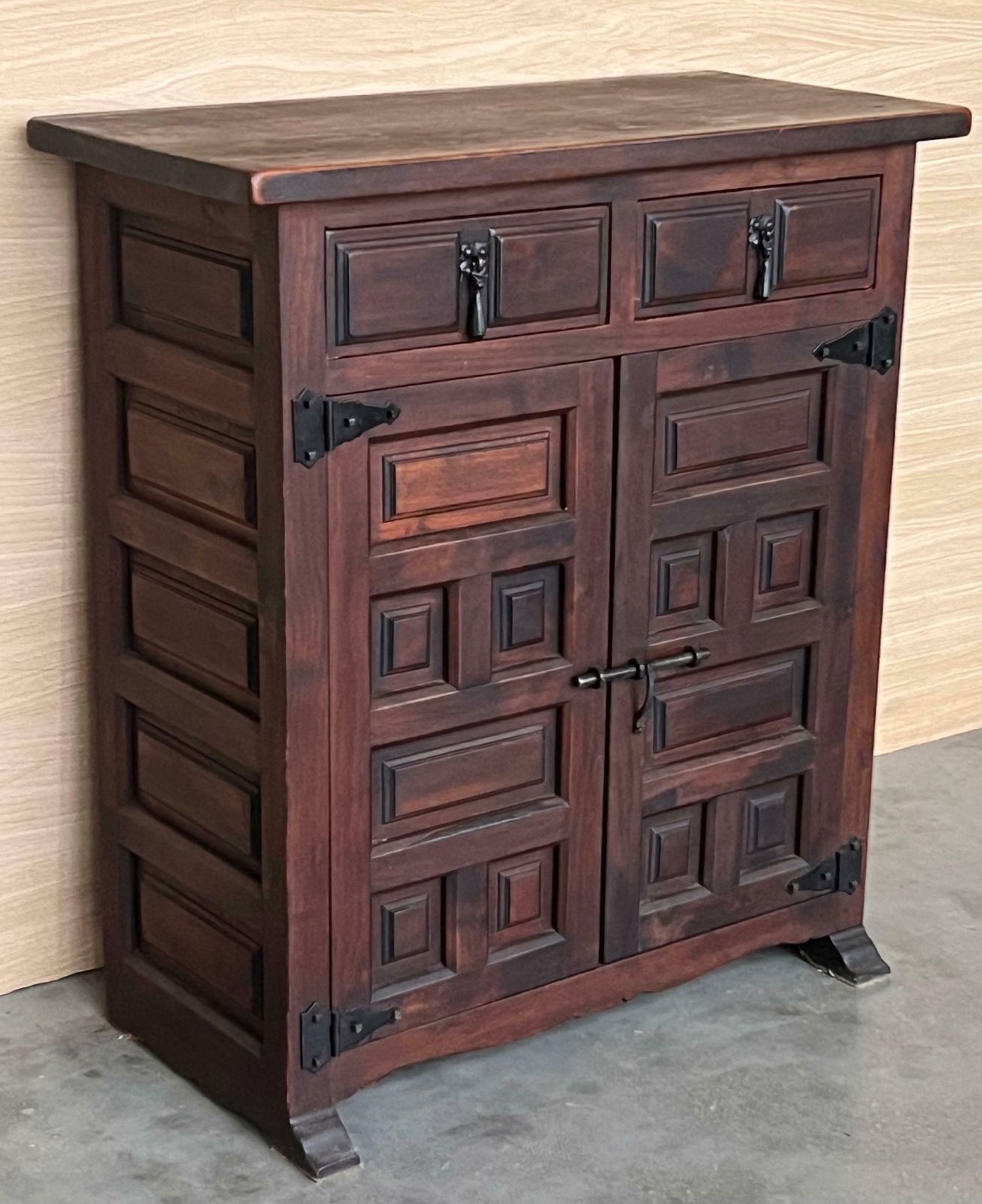 Buffet baroque espagnol à deux tiroirs en noyer sculpté, XIXe siècle photo Mobilier