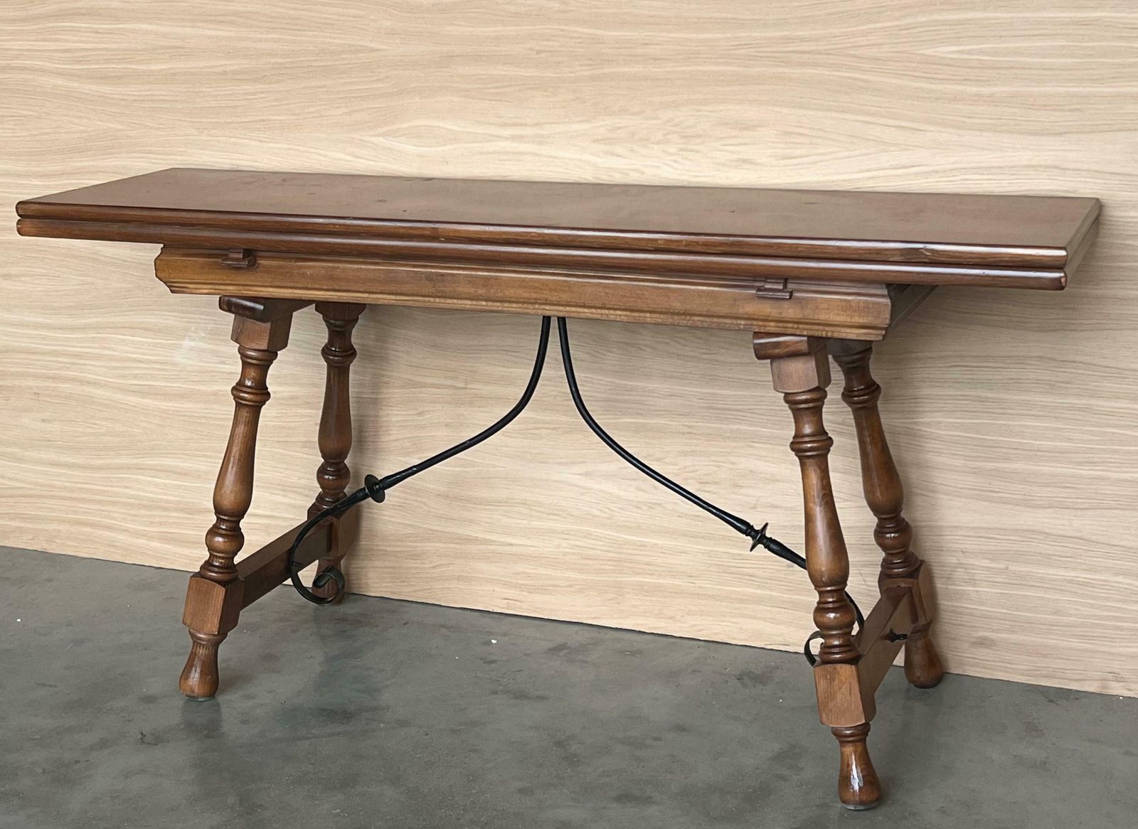 Console espagnole à abattant du XXe siècle, avec entretoise en fer photo Mobilier