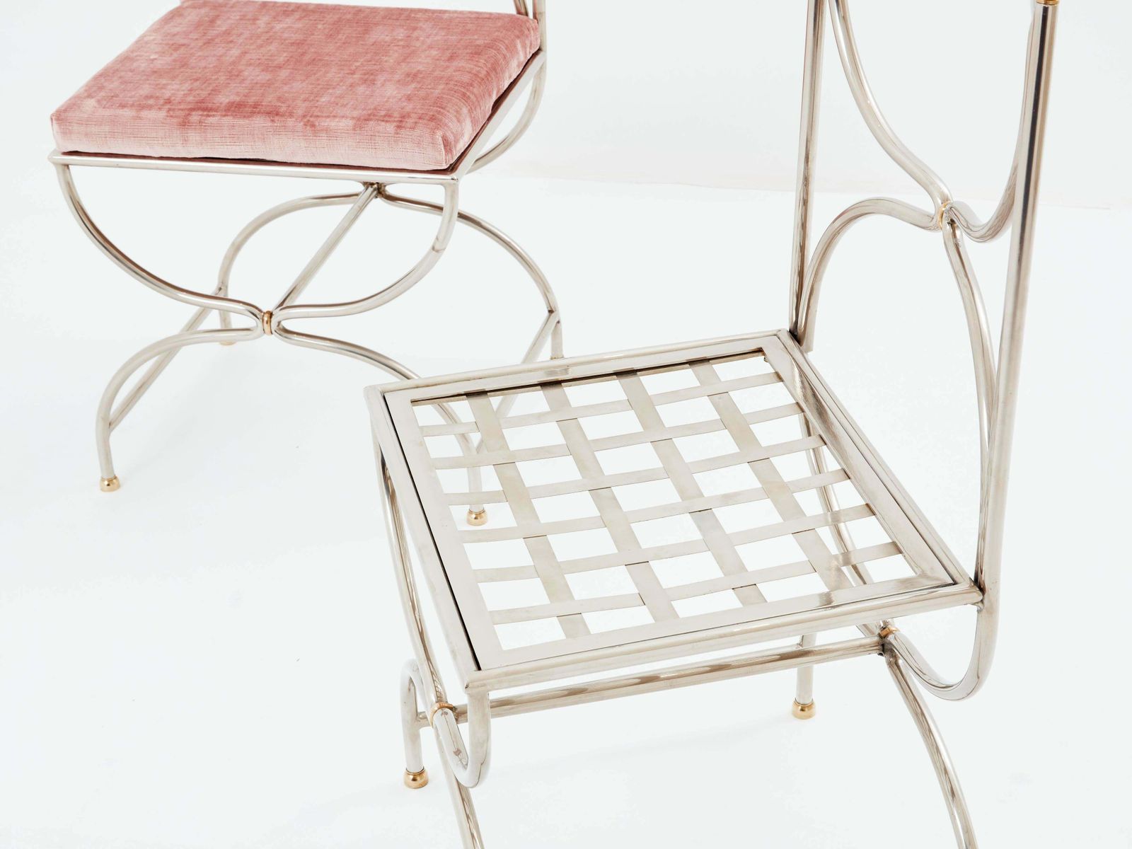 photo for sale Ensemble de 12 chaises curules Maison Jansen en acier et laiton, velours rose, années 1960