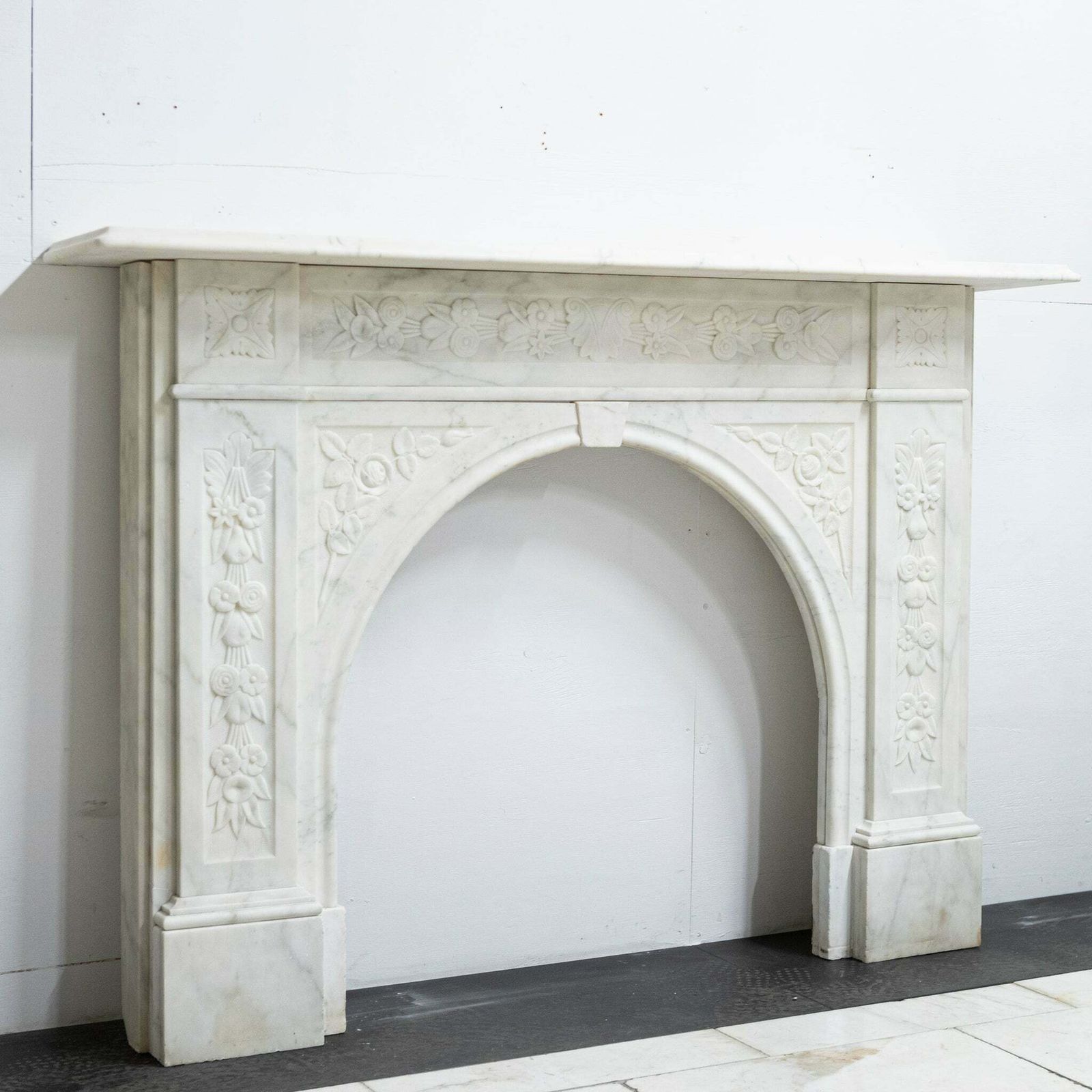 photo vintage Antique Victorian Carved Statuary Marble Arched Chimneypiece