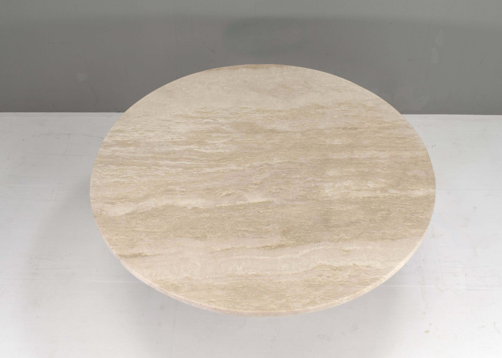 photo vinterior Exquisite Round Travertine Dining Table In The Manor Of Up& Up / Kelly Wearstler