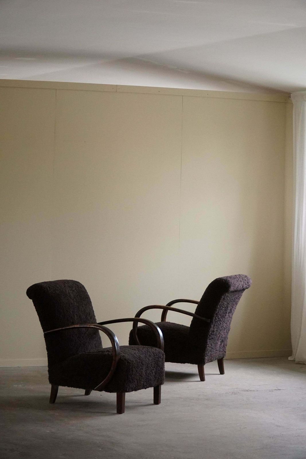 photo vintage A Pair Of Danish Mid Century Modern Lounge Chairs In Beech & Lambswool, 1940s
