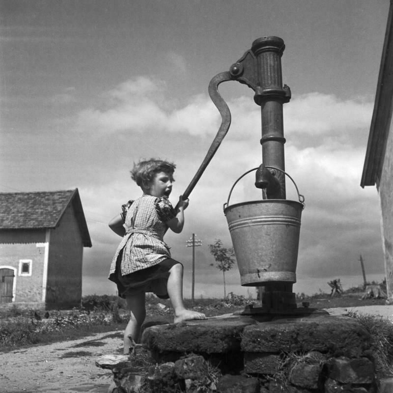 Karl Heinrich Lämmel A Girl Taking Water From A Well, 1930 Limited σymo Edition, Copy 1 Of 50 1930