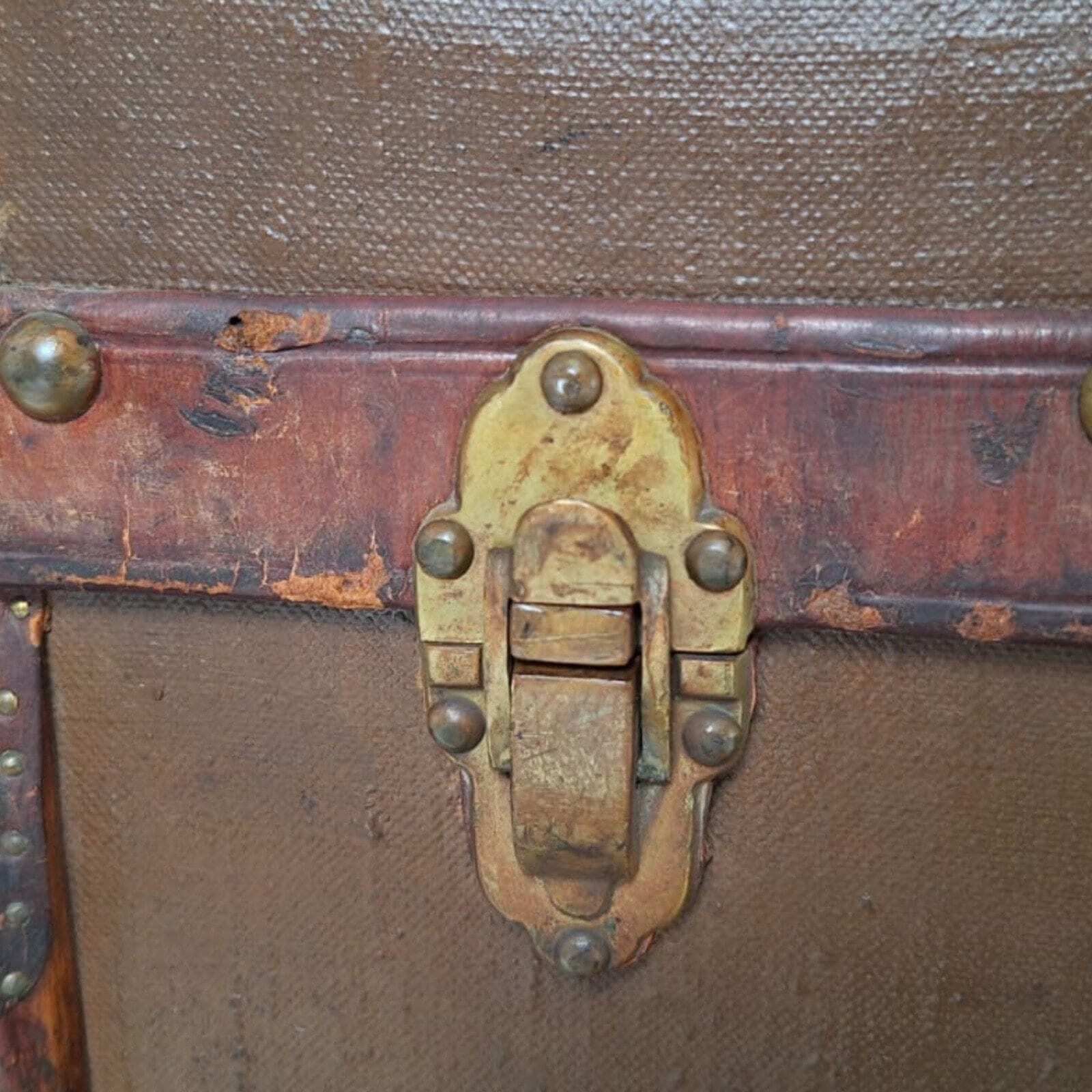 Les Hirondelles Bruxelles   Steamer Trunk With Compartments   Mounted On Wheels   Leather Handles, Wooden Frame And Brass Locks   Ca. 1910 photo vinterior