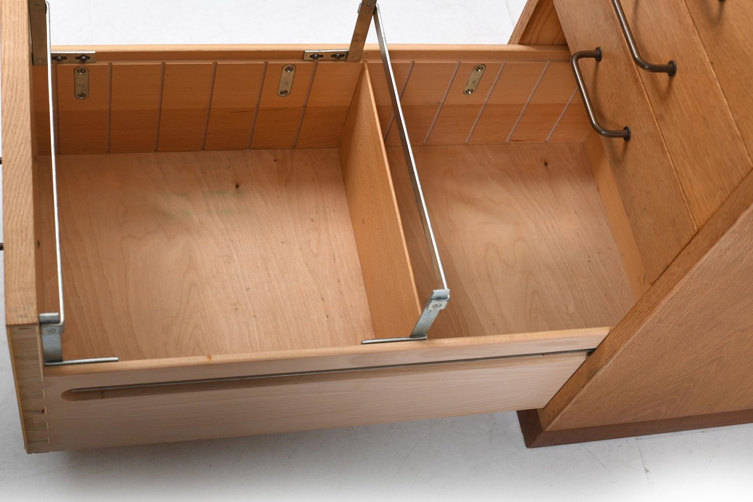 photo furniture Early Desk By Ejnar Larsen & Aksel Bender Madsen