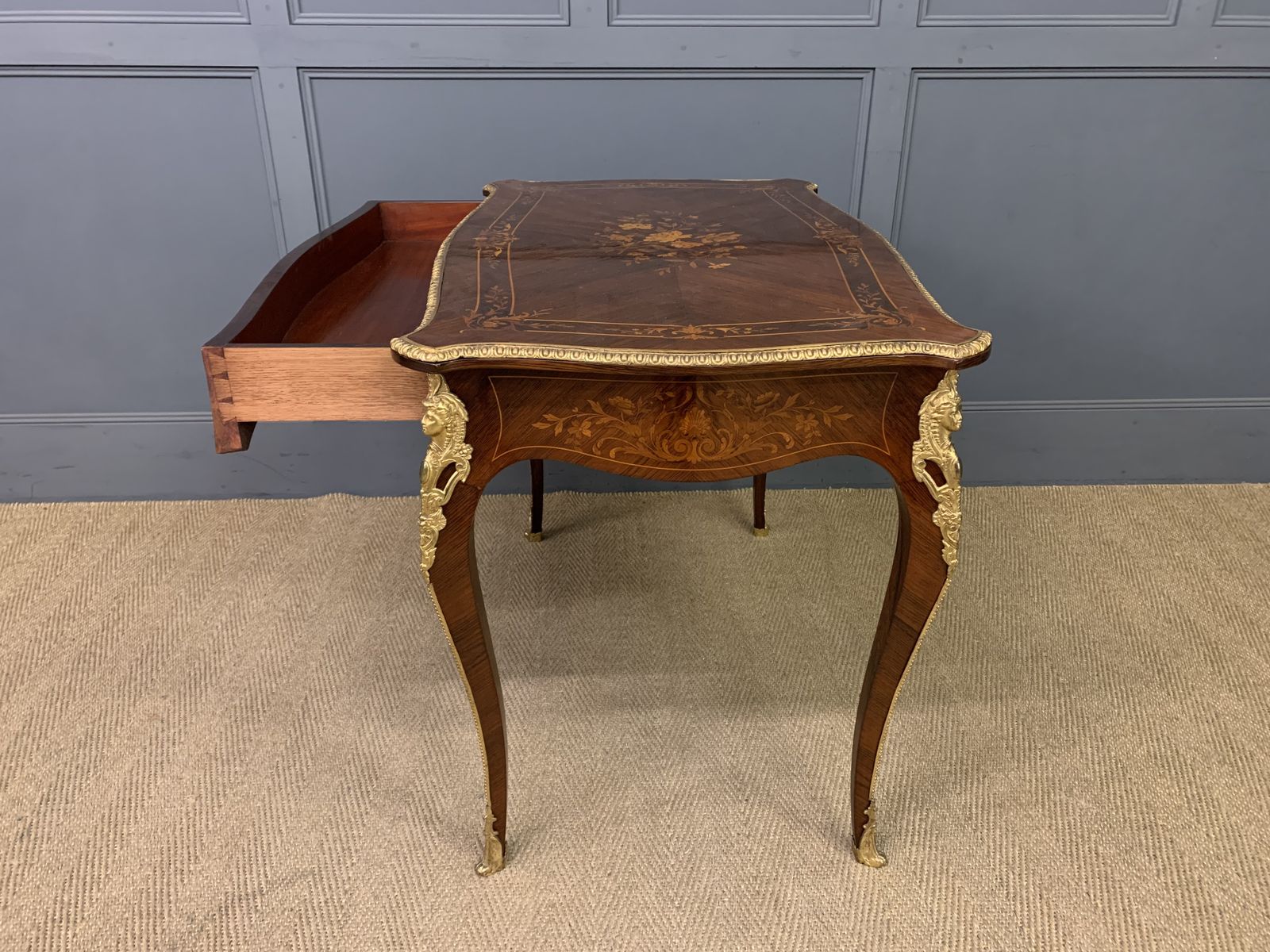photo vintage Inlaid Kingwood Floral Marquetry Table