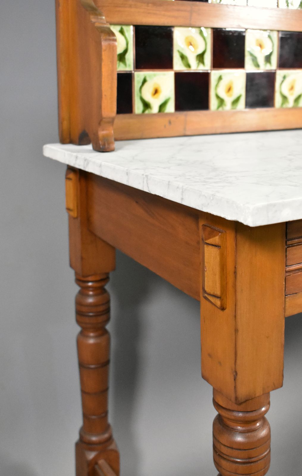 photo vinterior English Edwardian Tile Back Marble Top Washstand In Birch