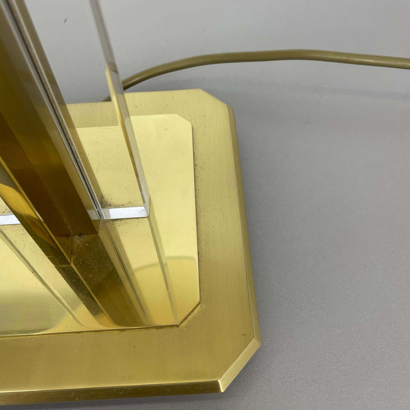 Heavy 71cm Hollywood Regency Style Brass And Acryl Table Light, Italy 1970s photo vinterior