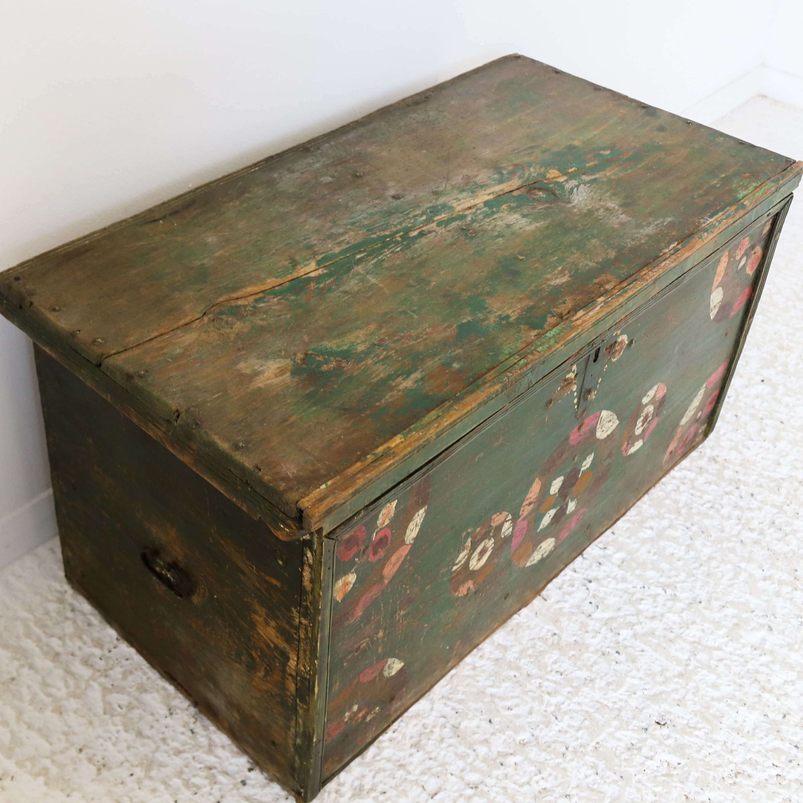 photo vinterior 19th Century Romanian Hand Painted Marriage Chest