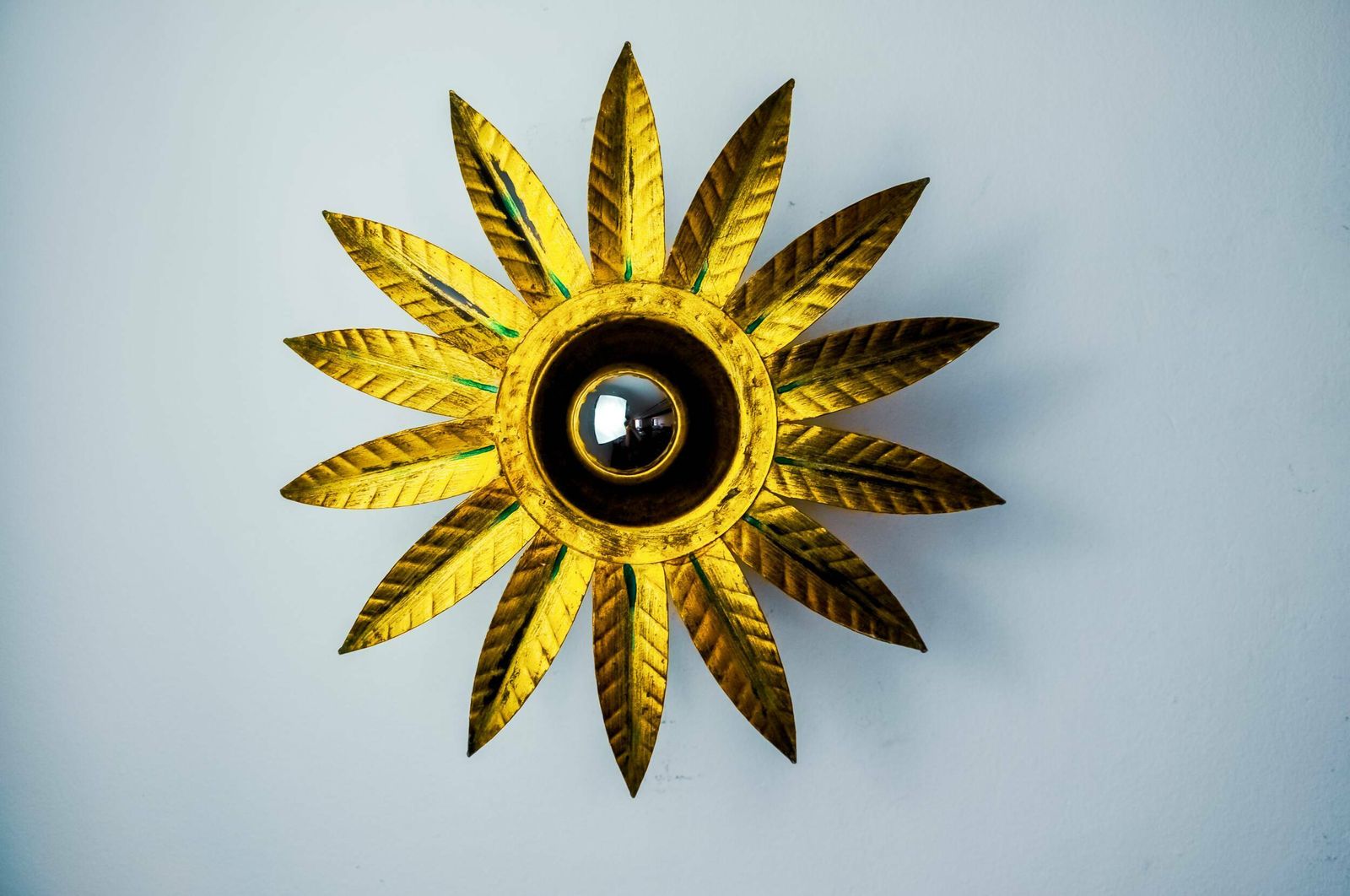 Brutalist Sun Wall Lamp In Gilded Metal With Gold Leaf, Italy, 1970 photo vintage