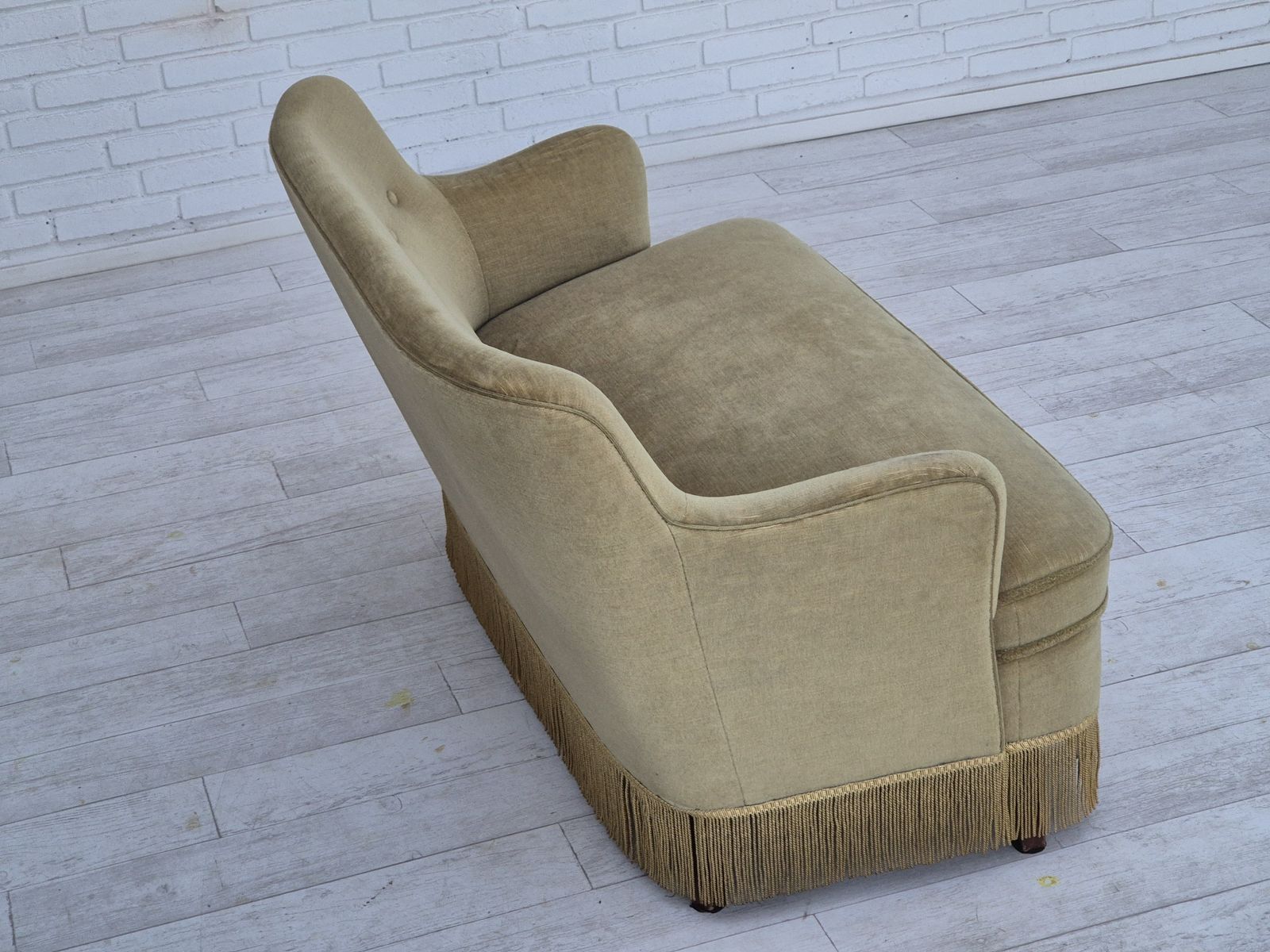 photo vintage 1970s, Danish 2 Seater Sofa, Original Condition, Green Furniture Velour, Beech Wood Legs.