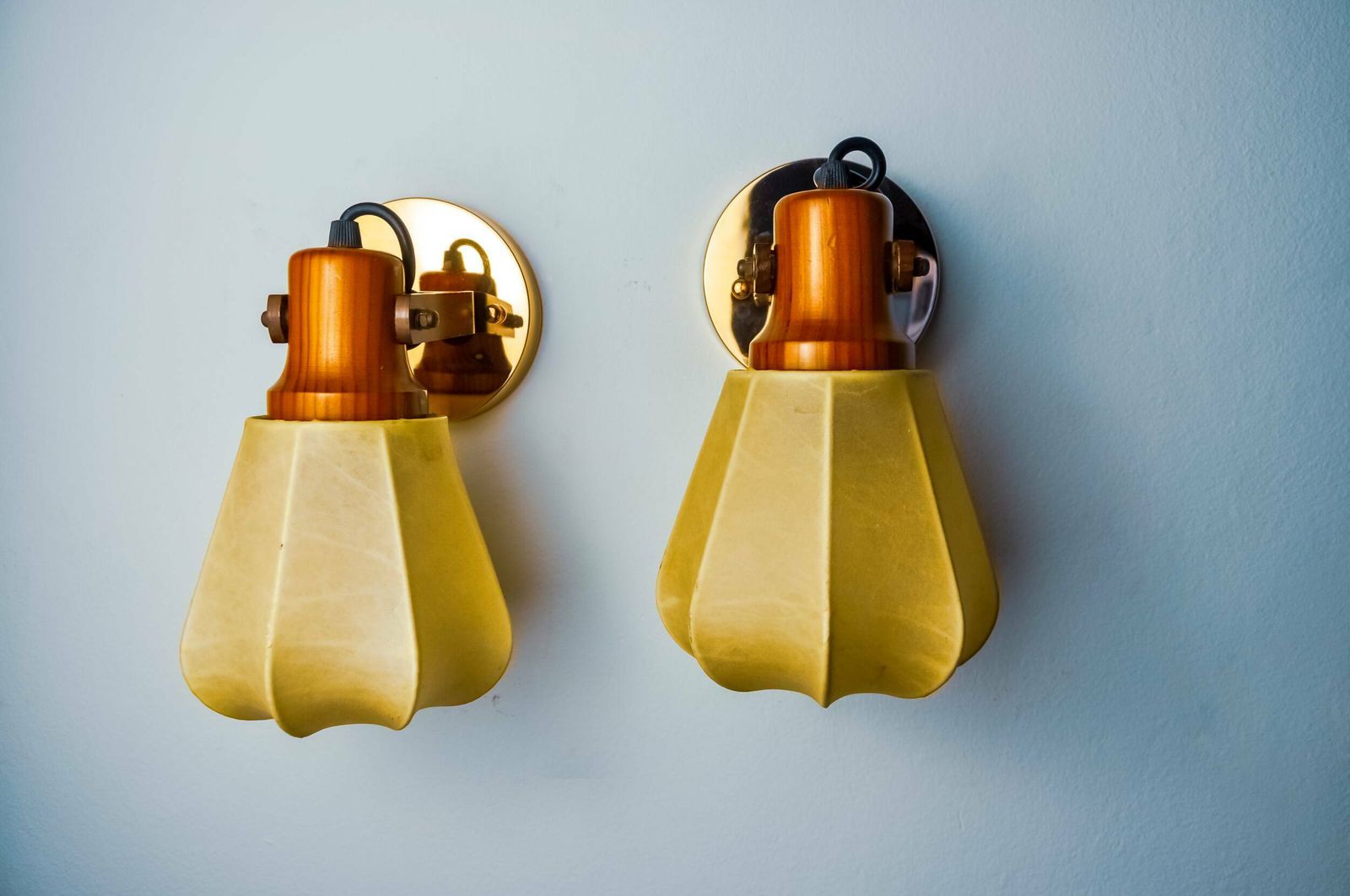 Pair Of Articulated "Cocoon" Wall Lights, Resin And Pine, Italy, 1970 photo Lighting