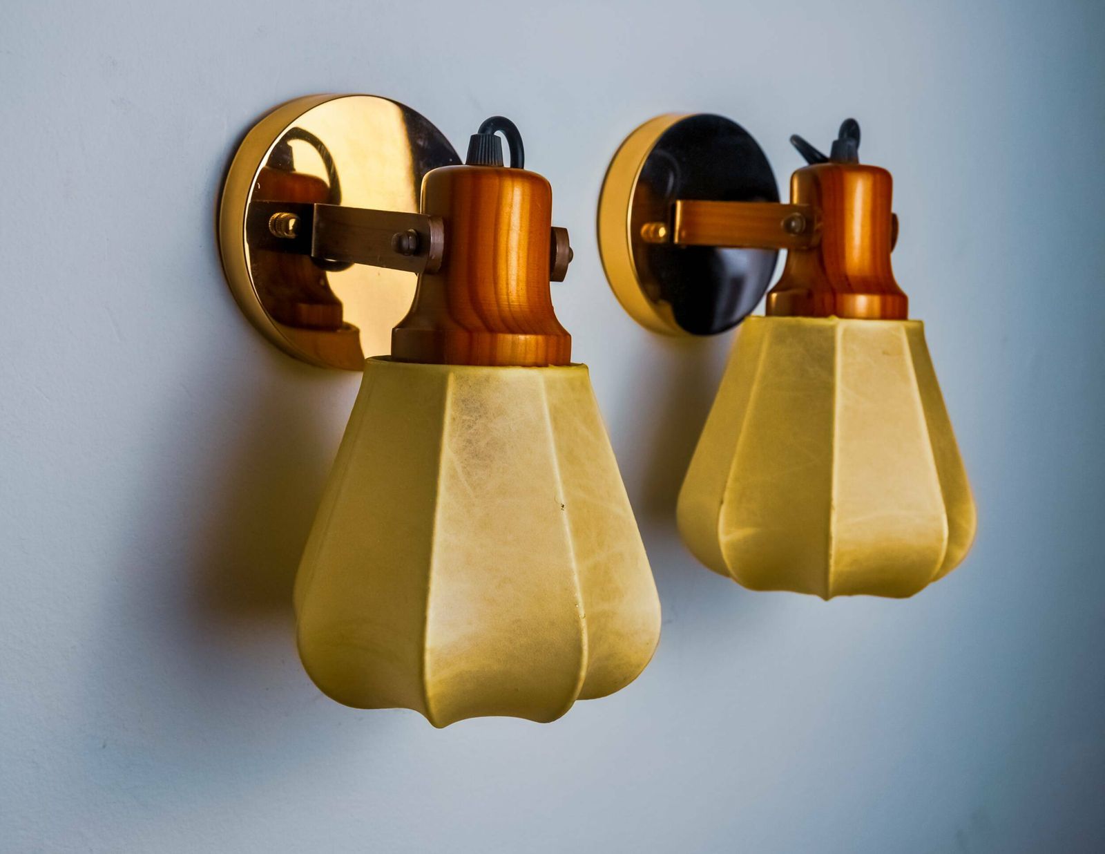 Pair Of Articulated "Cocoon" Wall Lights, Resin And Pine, Italy, 1970 photo 1391.0