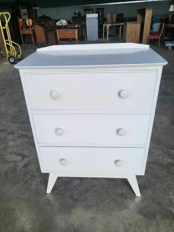 Vintage 20thc Small Painted White Chest Of Drawers Splayed Legs 3 Drawers