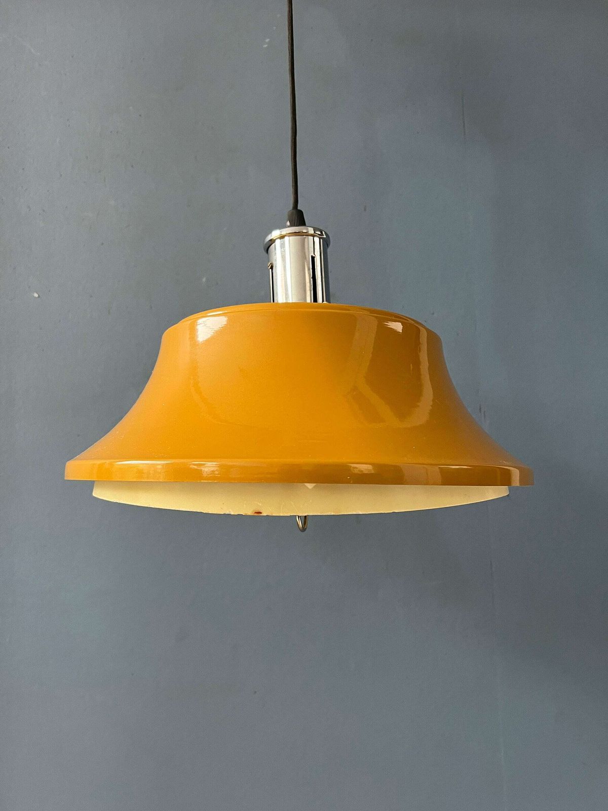 Gele Mid Century Metalen Hanglamp photo vintage
