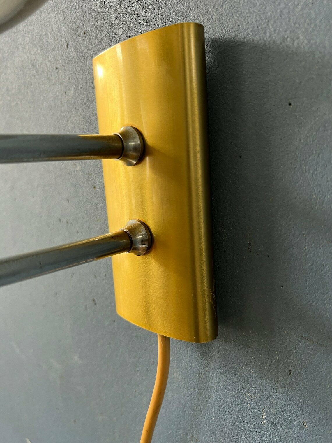 photo furniture Mid Century Glazen Wandlamp Met Messing Frame Van Dijkstra