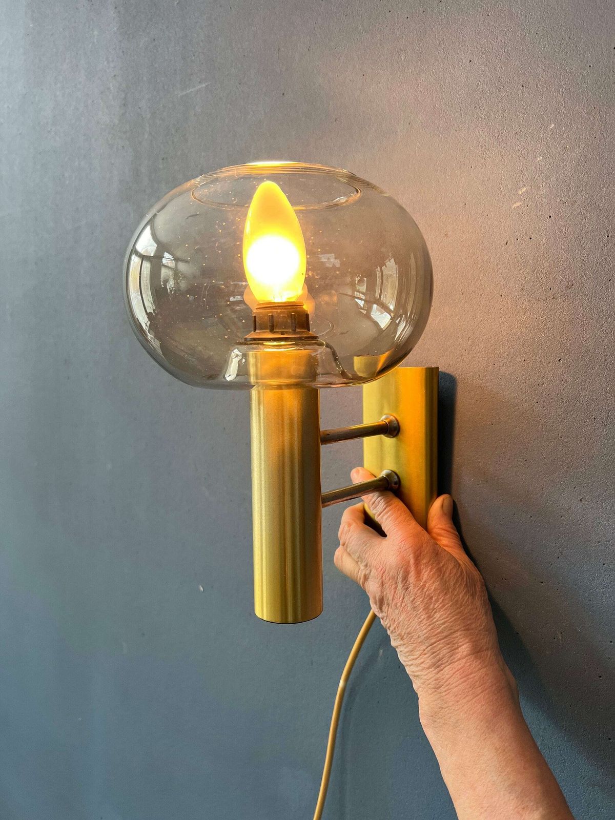 photo vinterior Mid Century Glazen Wandlamp Met Messing Frame Van Dijkstra