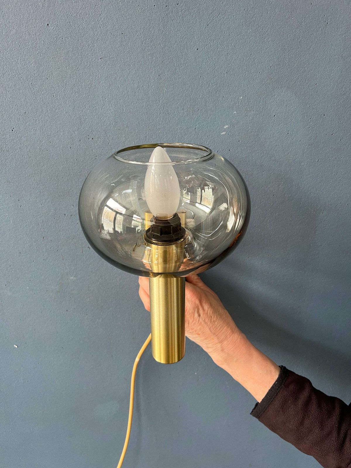 photo vintage Mid Century Glazen Wandlamp Met Messing Frame Van Dijkstra