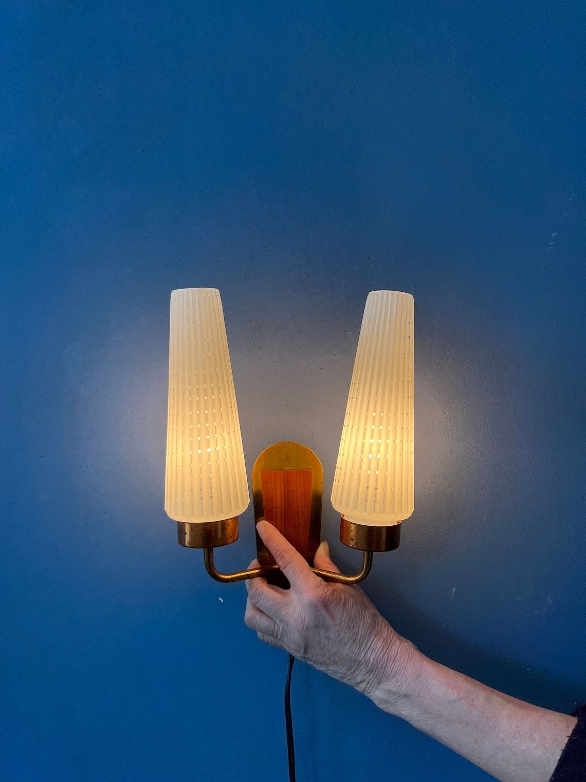 Dubbele Mid Century Scandinavische Glazen Wandlamp photo for sale