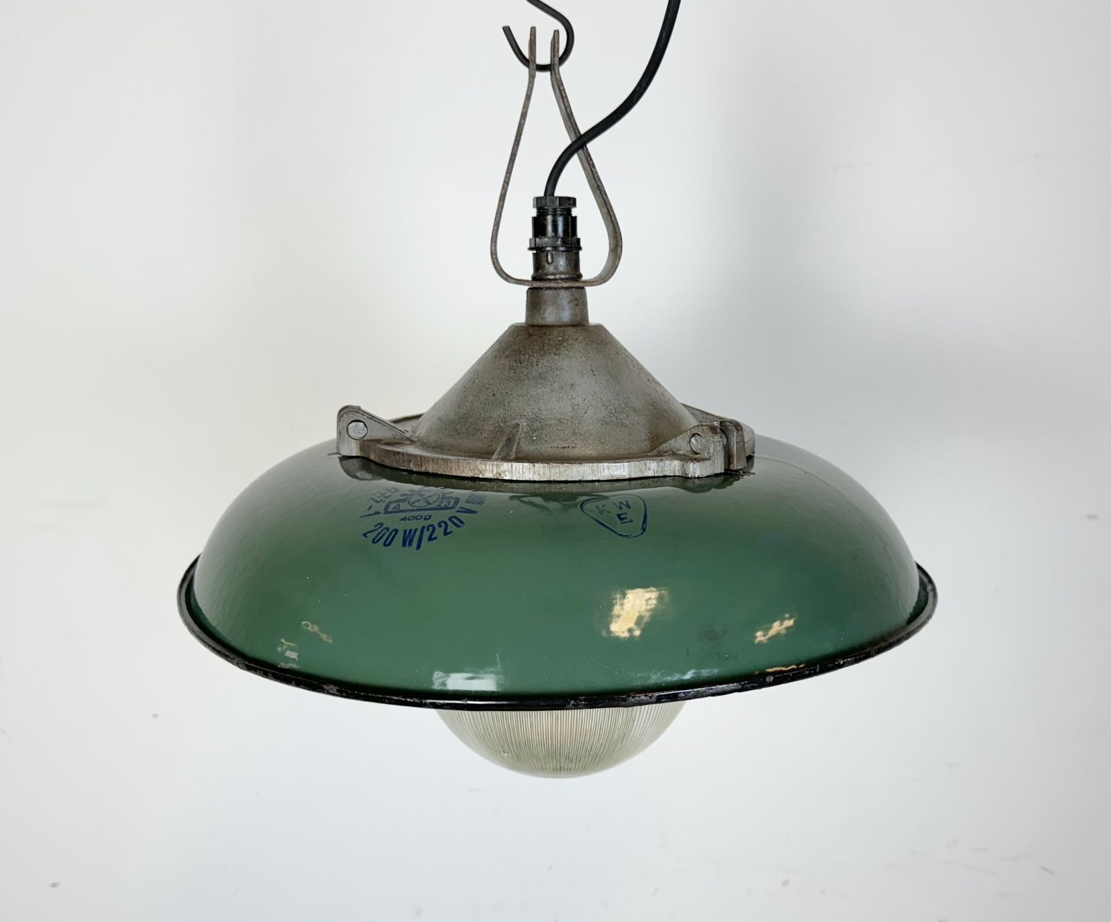 photo vinterior Industrial Green Enamel Factory Pendant Lamp In Cast Iron, 1960s