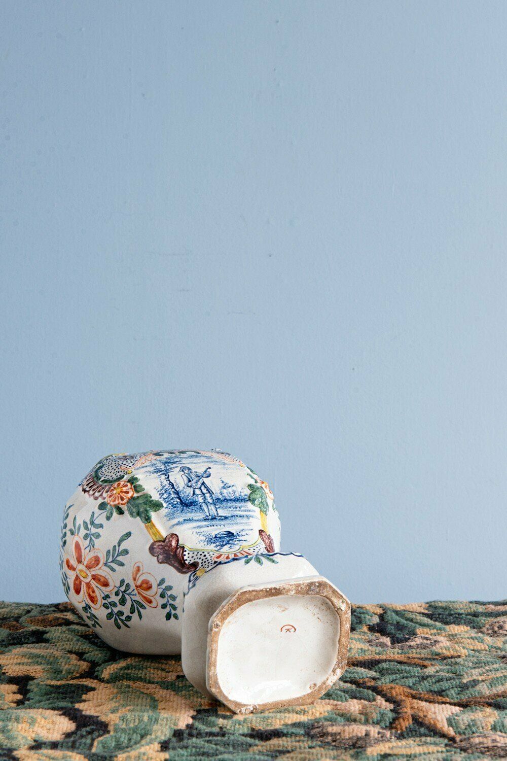 photo vinterior Dutch Delftware, Pair Of Polychrome Covered Baluster Vases, 18th Century