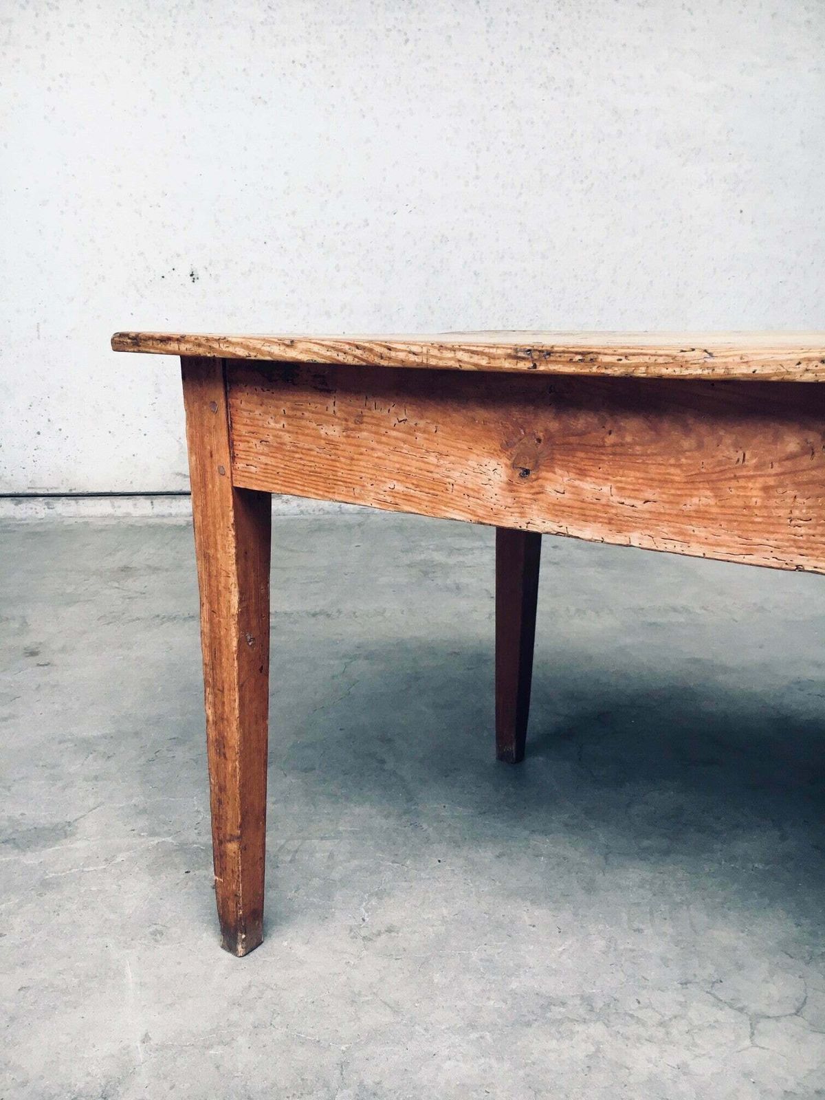 photo vinterior Franse Country Design Grenen Eettafel Met Lade, Frankrijk Ca. Jaren 1930